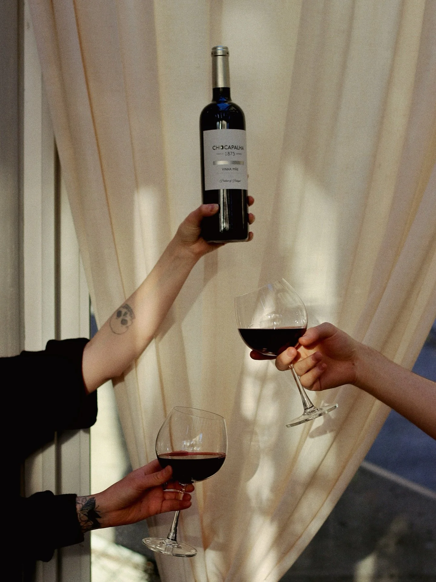 We’re so excited because in just ONE week, Lonely Siren will be participating in a one night, nationwide pour! 50 restaurants throughout the United States will be pouring the same wine from a single vineyard in Portugal, @quintadechocapalha. Ju