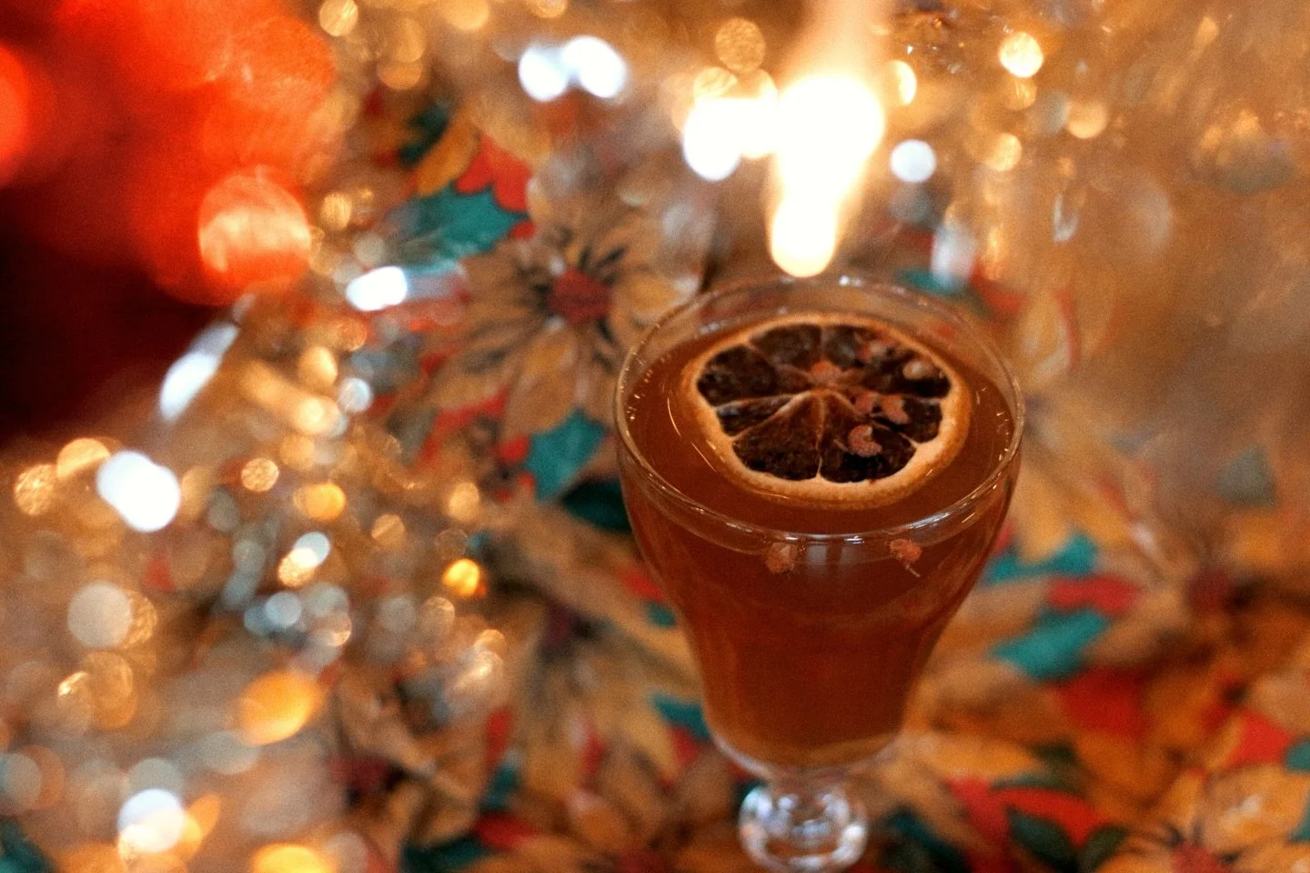 December ends in just a couple days and with it so do our holiday cocktails like our bonfire toddy 🔥 smokey  tea, a chili liqueur, orgeat, whiskey garnished with a dried lemon and sichuan peppers. Spiced, sweet, smokey, and the perfect drink to warm