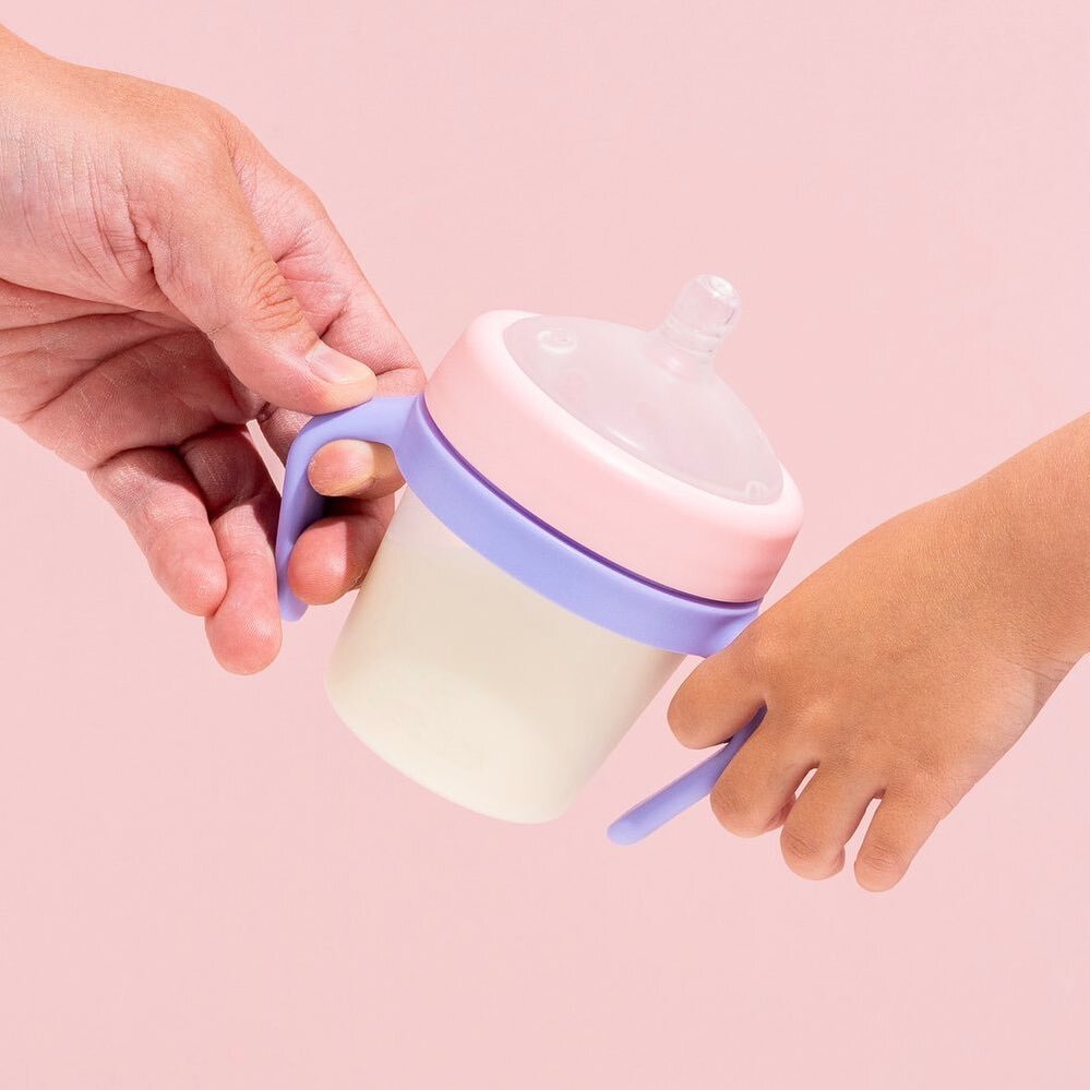 The Little Stackers stackable bottle base stays on the journey from baby bottle to toddler&rsquo;s sippy cup, simply by swapping out the lid and adding a set of handy handles. The innovative sippy cup lid uses the straw to spring into position, makin