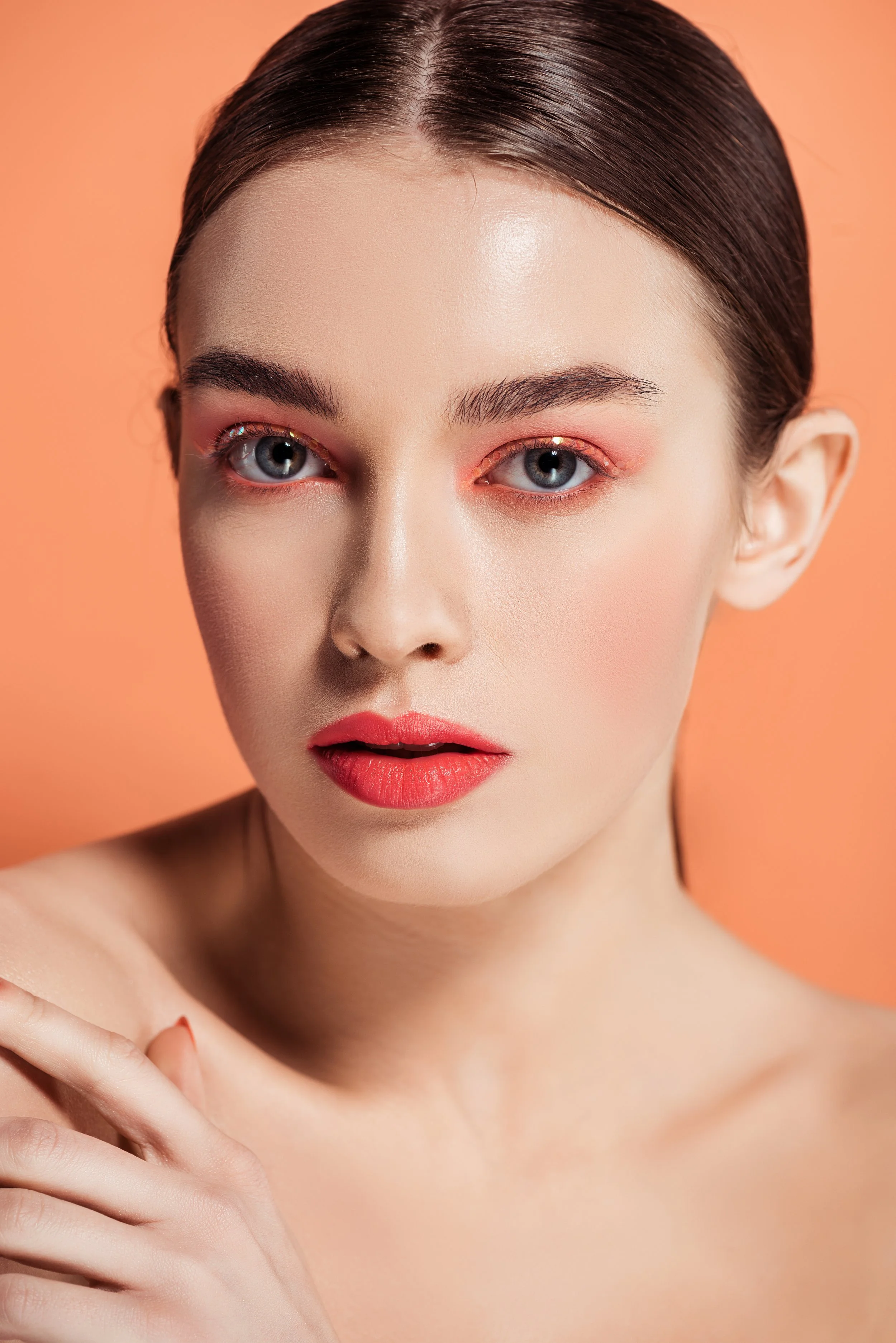 美丽的时尚裸体年轻女子看着相机, 并在珊瑚上摆出孤立的姿势.jpg