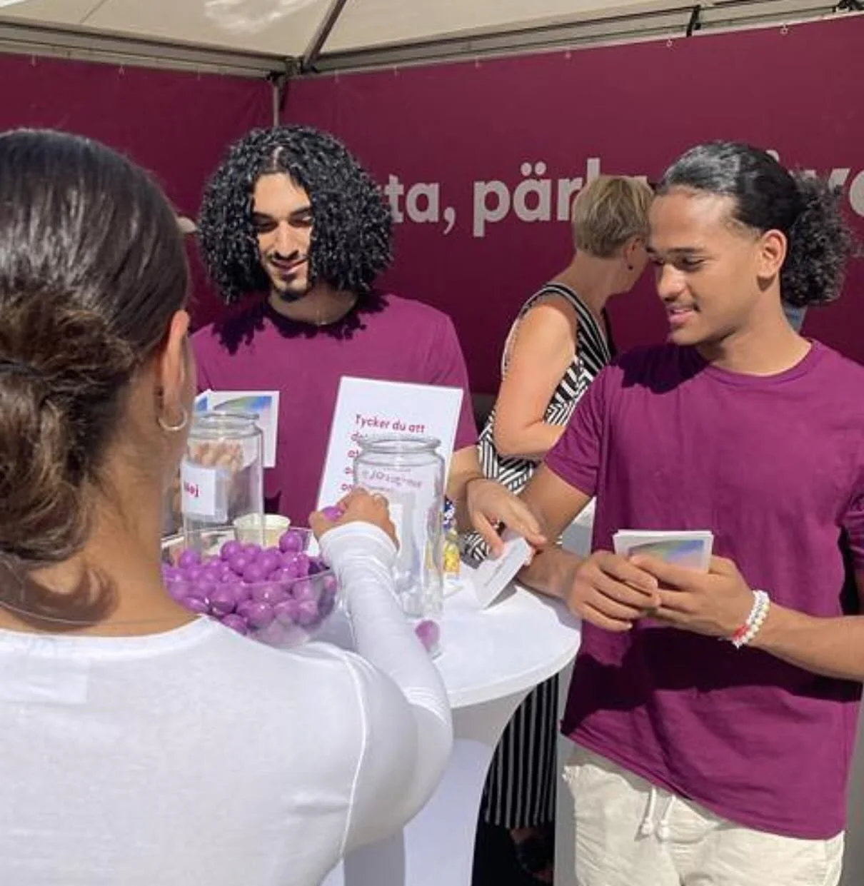 S&aring; h&auml;r s&aring;g det ut i @levandehistoria monter under Kulturfestivalen. Ungdomar snackade demokrati, bland annat genom att anv&auml;nda ViM&aring;stePratas samtalskort 😀 Finns att ladda ner p&aring; vimasteprata.org fr&aring;n och med n