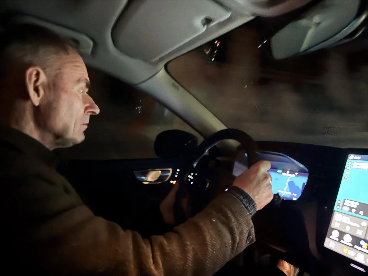 DAG 4 SN&Ouml; &amp; DEMOKRATI. Sverker k&ouml;rde oss i m&aring;l till &Ouml;stersund, som l&aring;g &ouml;de vid midnatt. Men v&auml;ckarklockan ringde tidigt f&ouml;r att g&ouml;ra demokratidag f&ouml;r 800 elever p&aring; Wargentins gymnasium. Vi