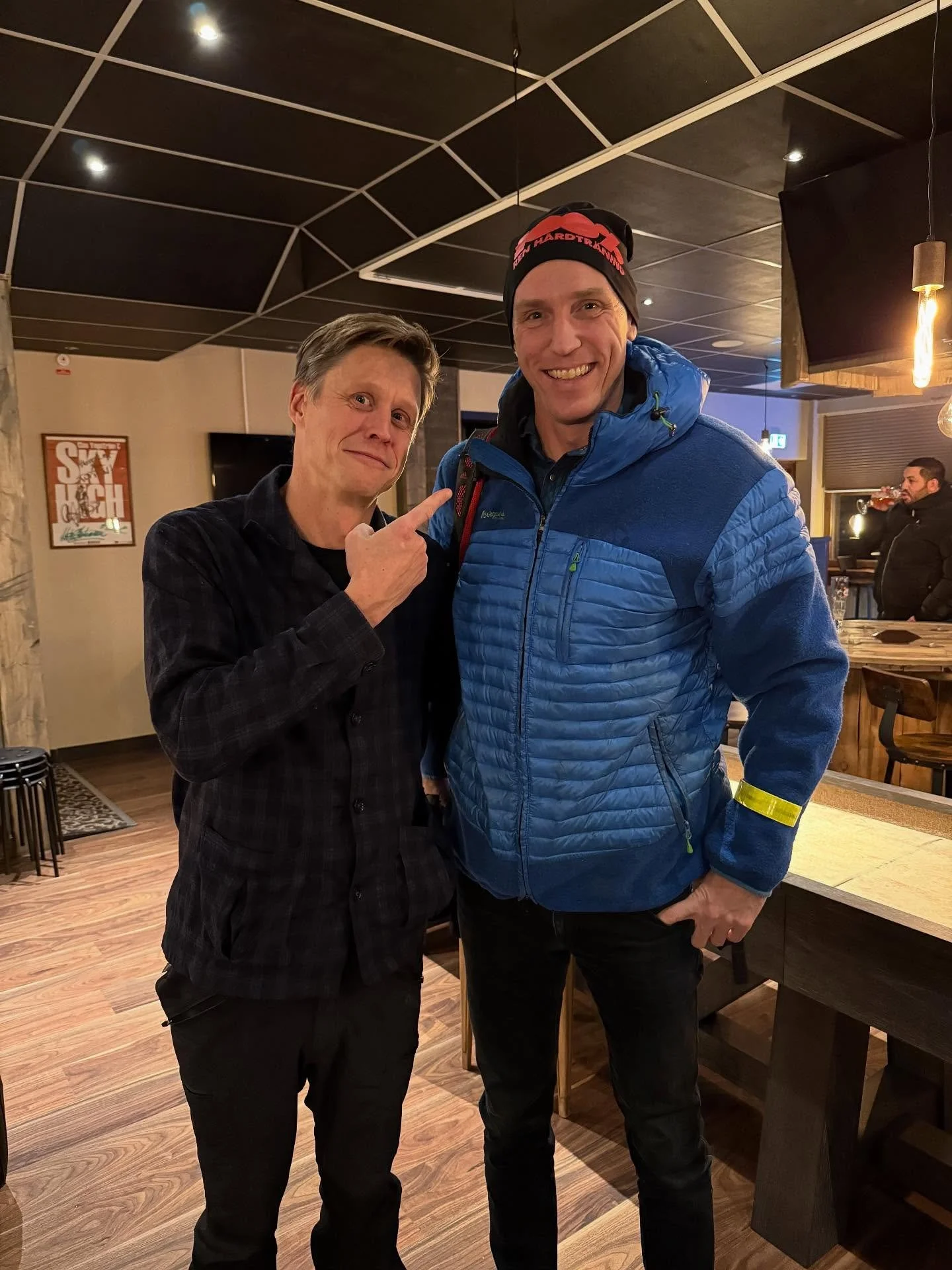 SN&Ouml; &amp; DEMOKRATI DAG 2. 
Prima kv&auml;ll ig&aring;r med den &ouml;dmjuke guldmedalj&ouml;ren. I morse for vi upp&aring;t, till T&auml;rnaby. Sverker filmade b&aring;de sig sj&auml;lv, bilpanelen och vackra v&auml;gen 👌
Trolltrummans kaf&eac