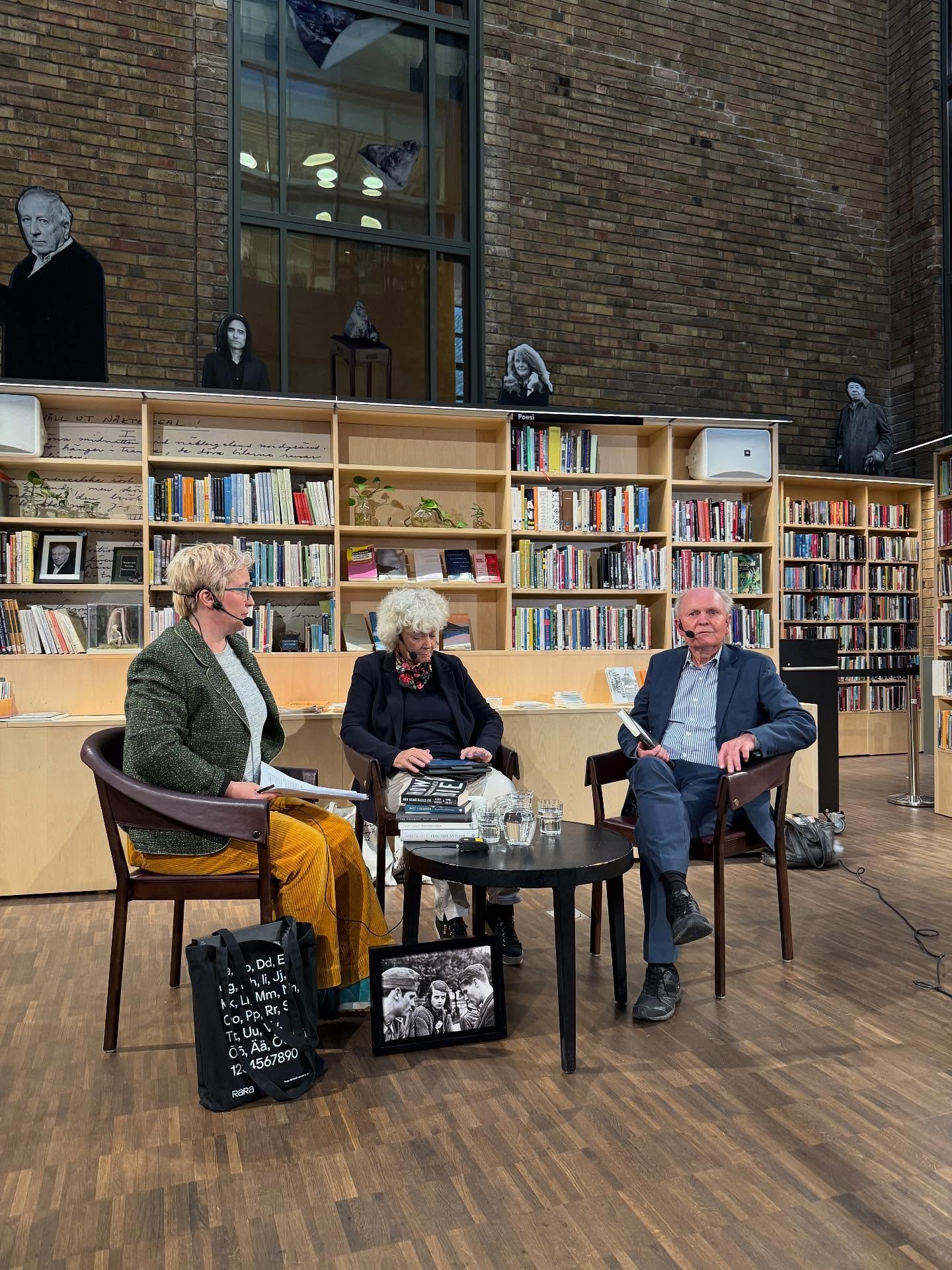 STUDIECIRKEL OM KONFORMISM. H&auml;ng med direkt via v&aring;ra kanaler. Amanda Valentin, Maria Leissner och Stig Fredriksson om vad som kr&auml;vs f&ouml;r att st&aring; upp mot auktorit&auml;ra krafter. 
Intresserad av att h&auml;nga med i studieci