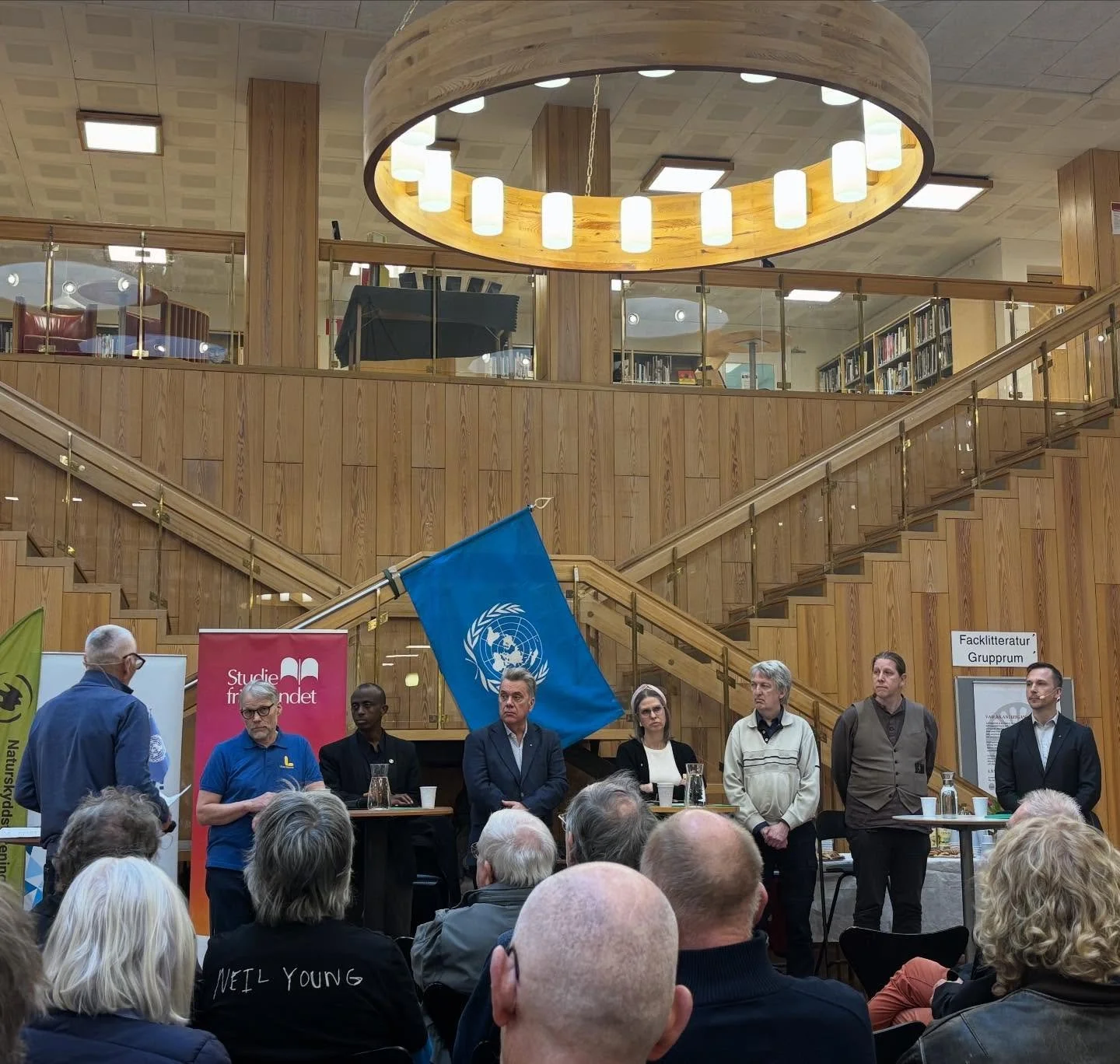 Dalab&auml;nken i Falun. H&auml;r p&aring;g&aring;r samtal om politik med politiker. Och p&aring; plats fanns f&ouml;rst&aring;s @nbvmitt_dalarna @studieframjandet_dalarna och Folkuniversitetet och f&ouml;rst&aring;s m&aring;nga andra.