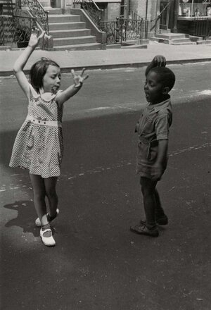 donne-fotografe-helen-levitt_n_y_black-child-and-white-girl-joke.jpg