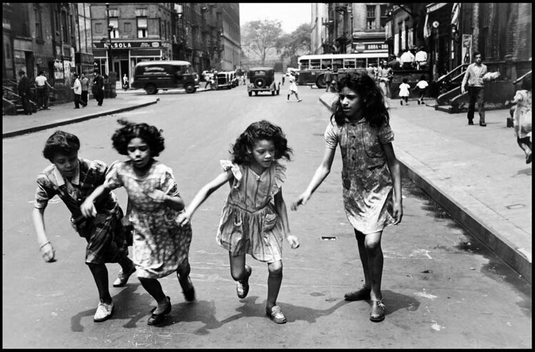 donne-fotografe-helen-levitt-ny-four-girls-running-in-street-1950.jpg