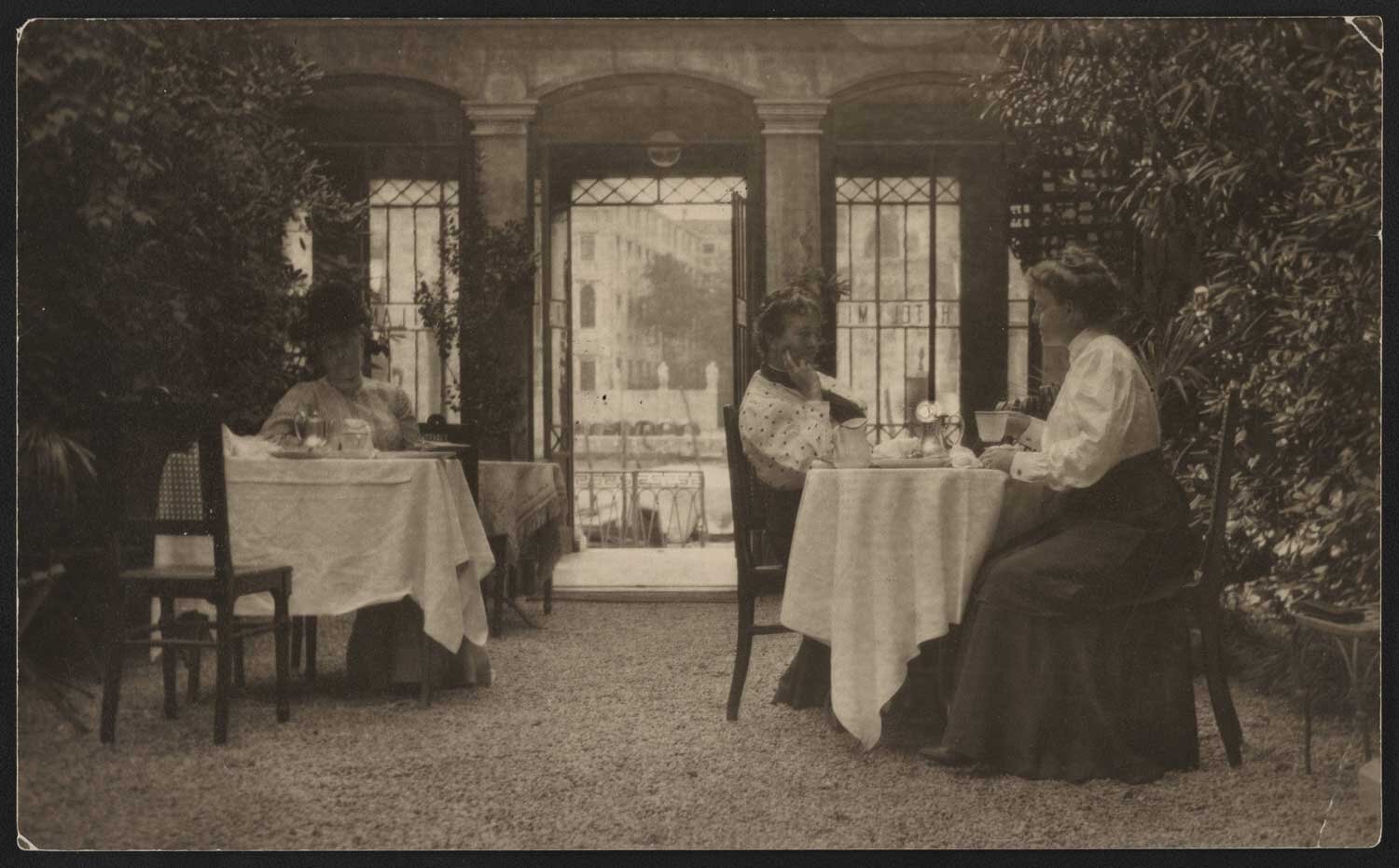 France_B._Johnston_and_Mrs._Gertrude_Käsebier_on_Patio_of_a_Venetian_Hotel_1905.jpg