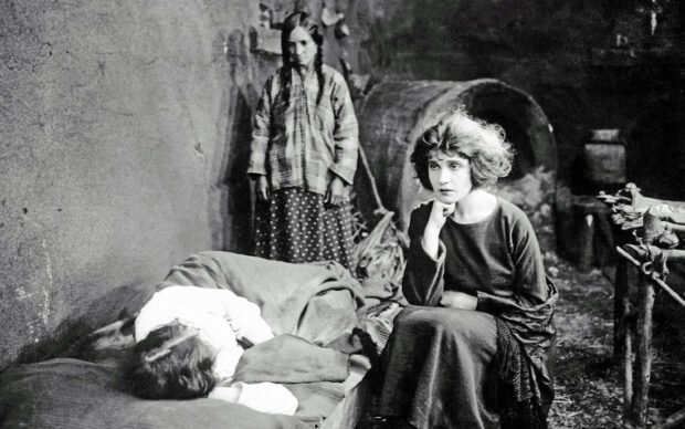 Anonimo-Tina-Modotti-nel-ruolo-di-Maria-de-la-Guardia-nel-film-“The-Tiger’s-Coat”-Hollywood-1920.-Photo-courtesy-Galerie-Bilderwelt-di-Reinhard-Schulz-620x388.jpg