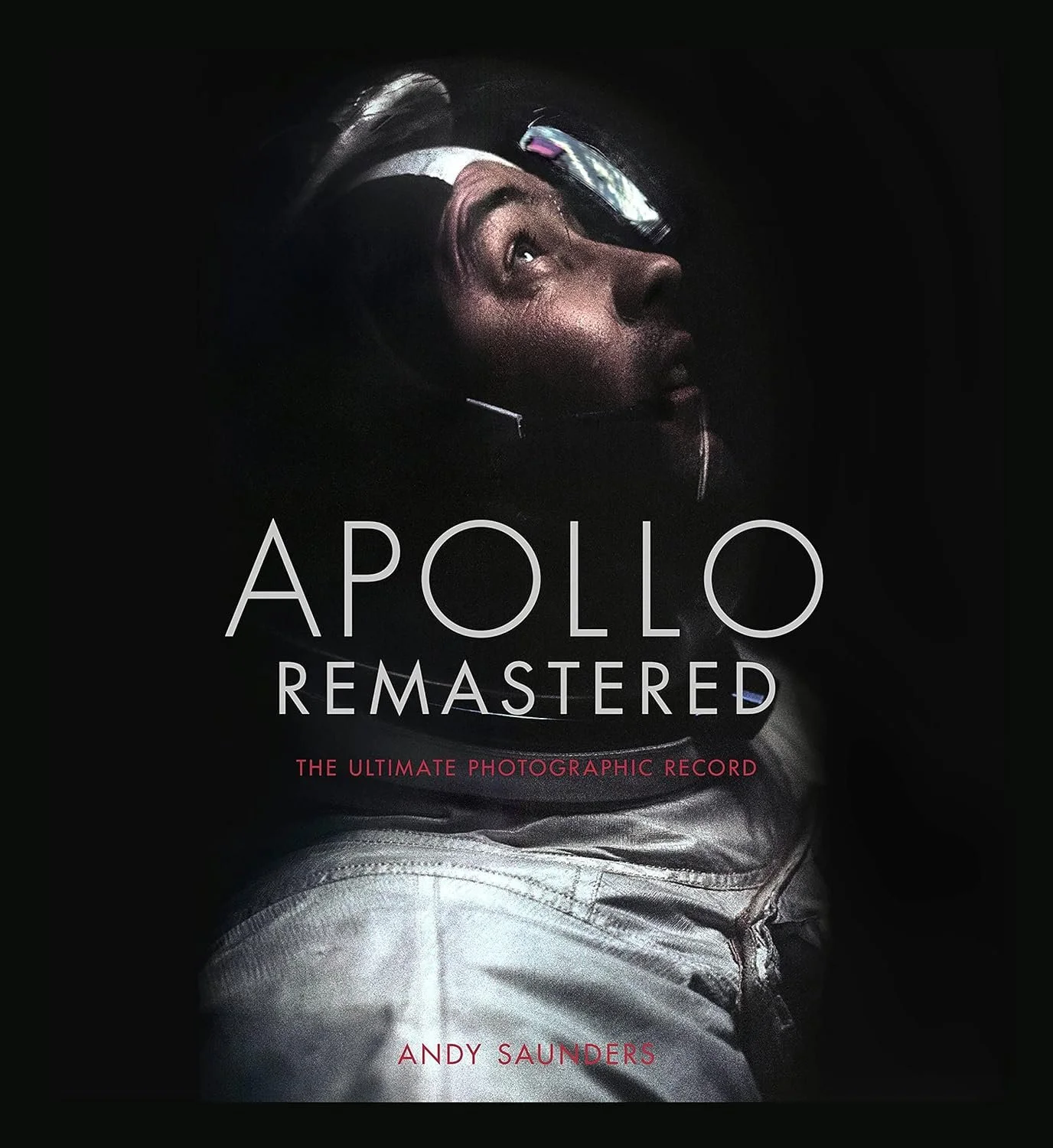 La copertina del libro Apollo Remastered di Andy Sauders