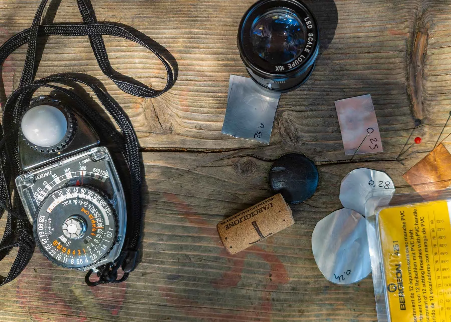 workshop di fotografia stenopeica cerchi con foro su panchina di legno