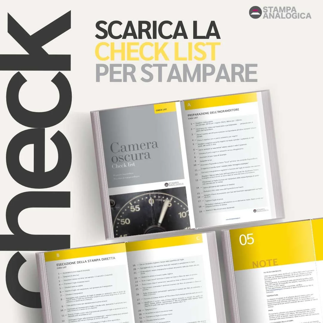 Immagine di un documento aperto intitolato "Camera oscura Check list" da Stampa Analogica. Il testo "Scarica la Check List per Stampare" è visibile in grandi caratteri. Mostra istruzioni e note organizzate in sezioni numerate con evidenziazione in giallo.