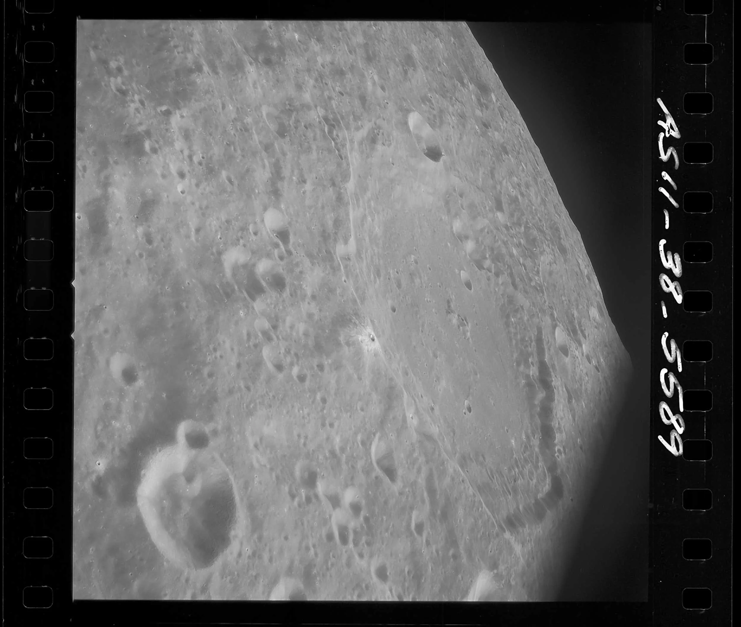 AS11-38-5589 — Magazine O (AS11-38), Panatomic-X SO-164, bianco e nero, ASA 80. Ripresa orbitale della superficie lunare dal Command Module, obiettivo Sonnar 250 mm.