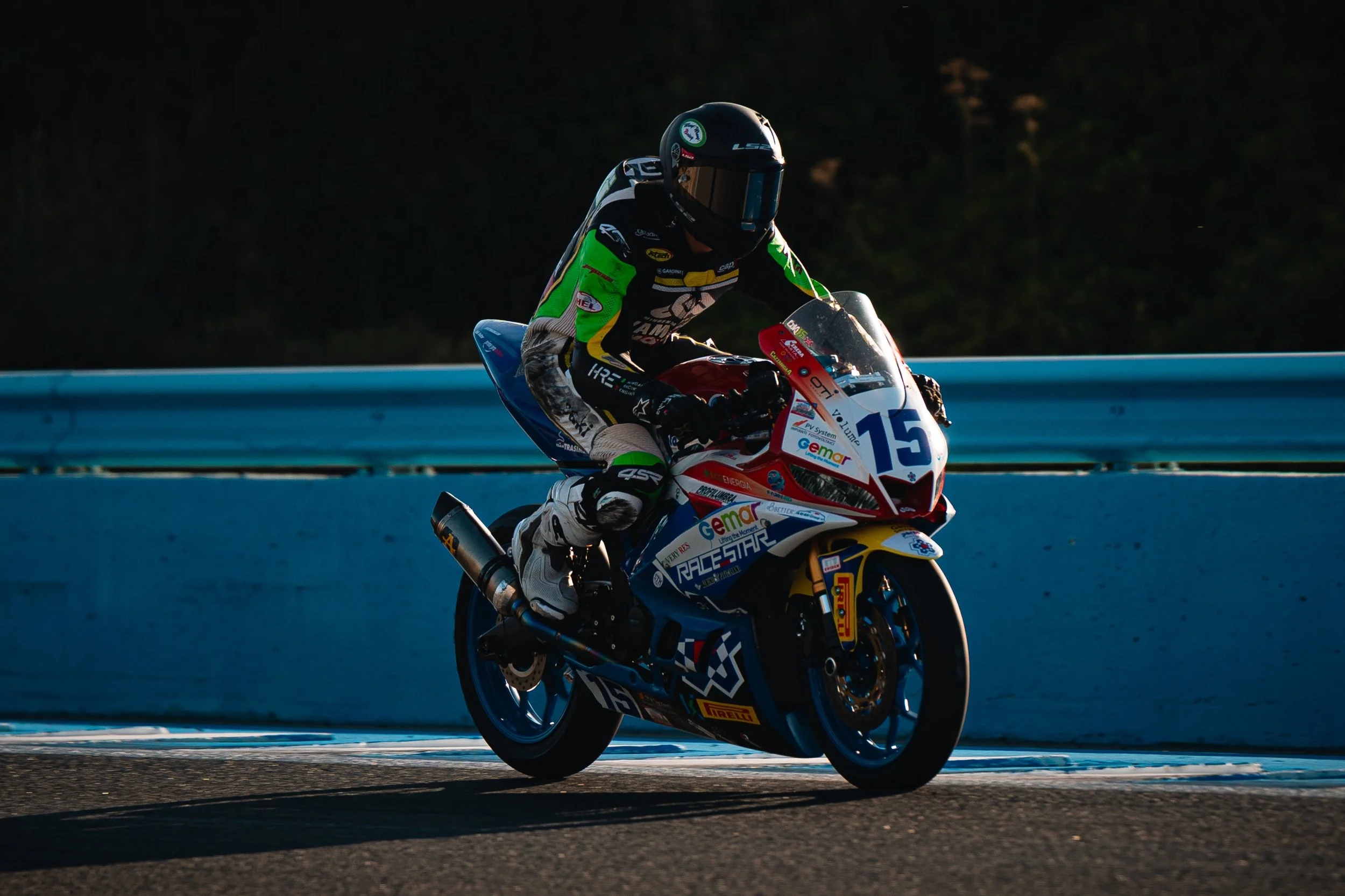Lukacs Owen breaking hard at Jerez