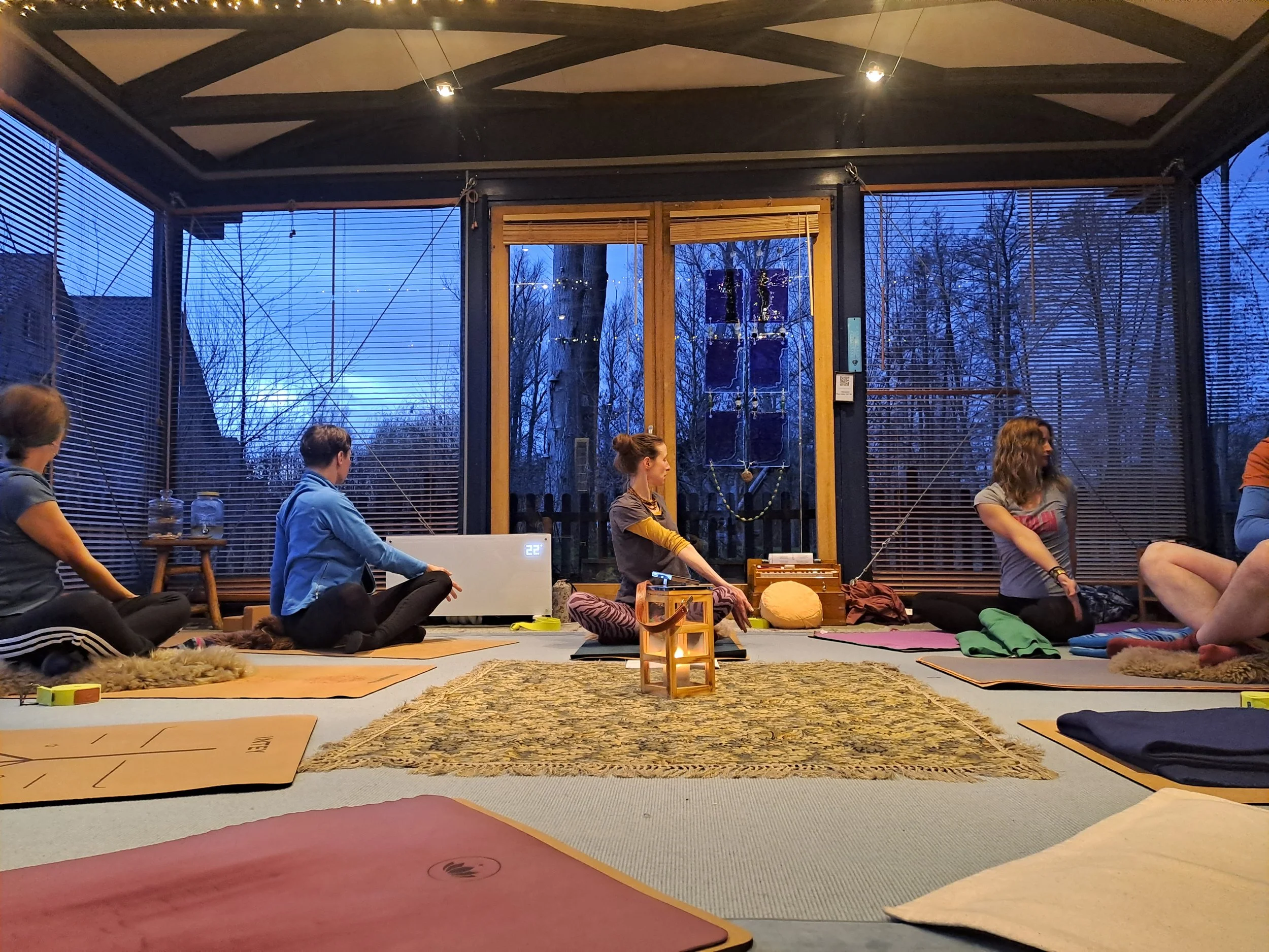 kleine Gruppe im Twist im gekreuzten Sitz