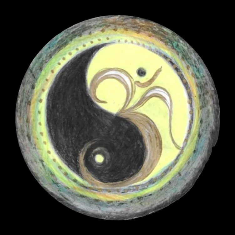 Selbst gemaltes rundes Ying & Yang Zeichen mit dem Om (Aum) Symbol in der Mitte. Om ॐ  - heiliger Laut aus Indien (vertreten In Hinduismus, Buddhismus & Jainismus) "Silbe des Universums"