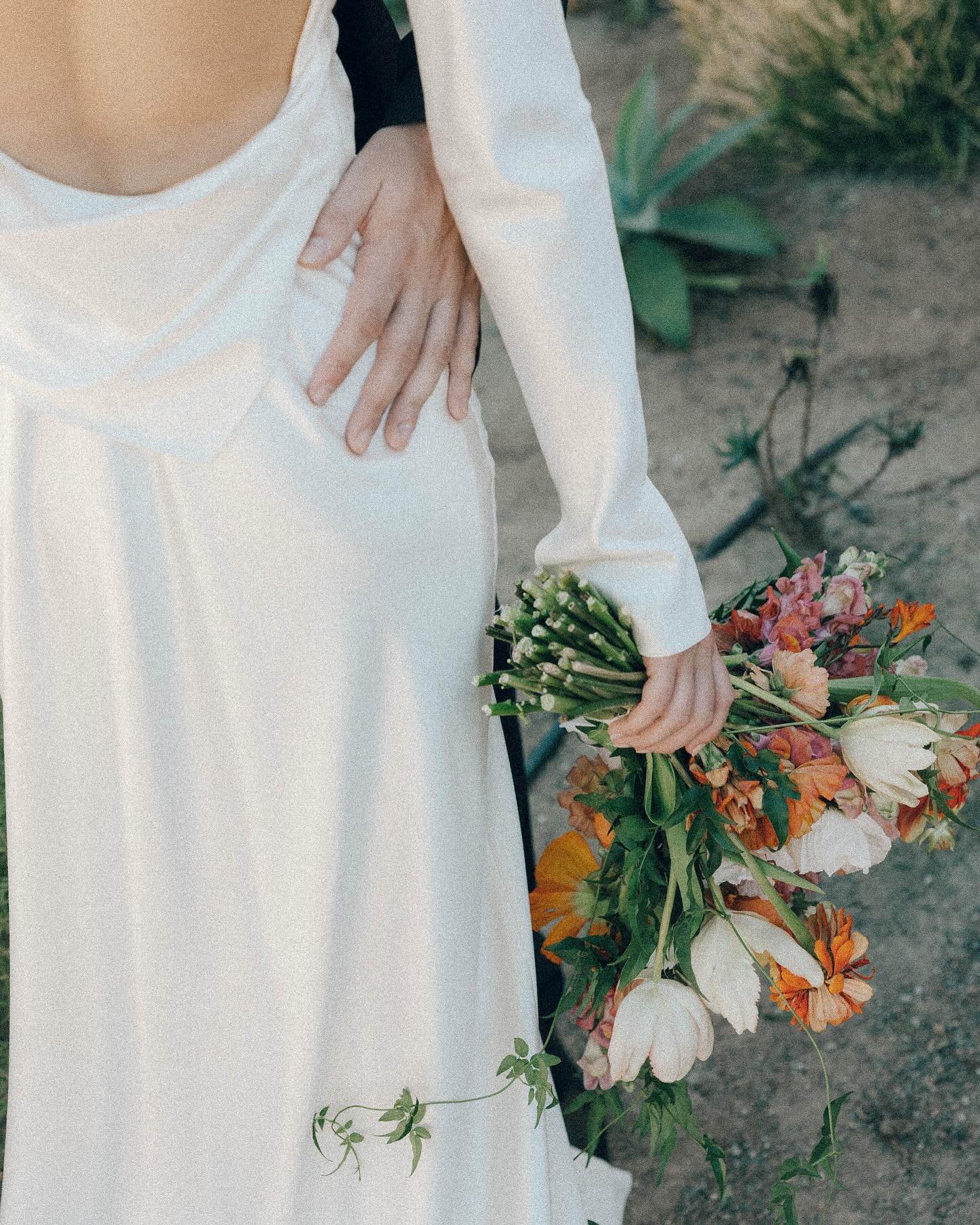 I am back with this beautiful wedding again 🖤 some getting ready moments and first look !