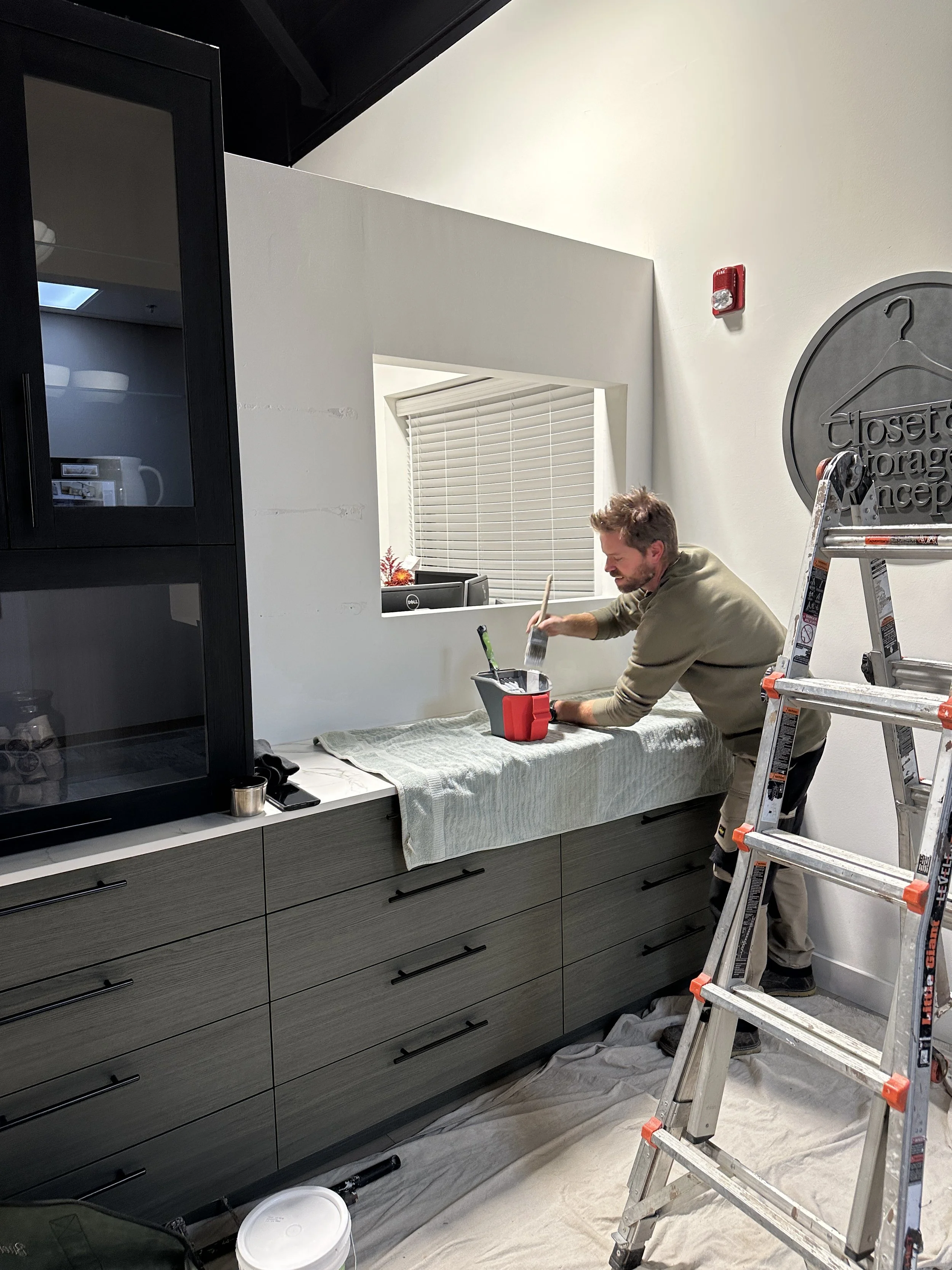 Josh Buelo of Honed Ltd
begins the wall priming phase