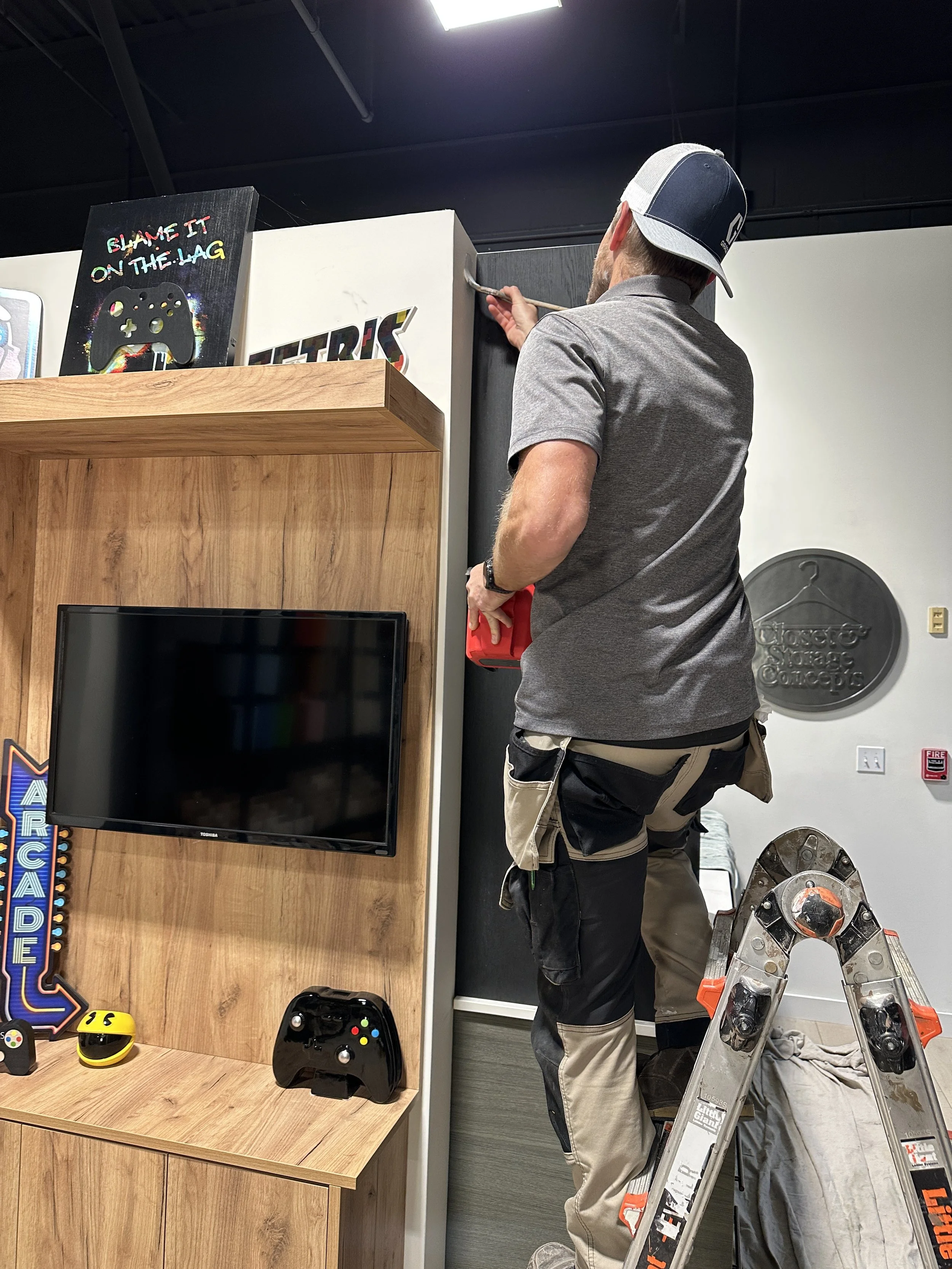 For a completed look
for this vignette, the wallpaper application was extended to the full width of the wall