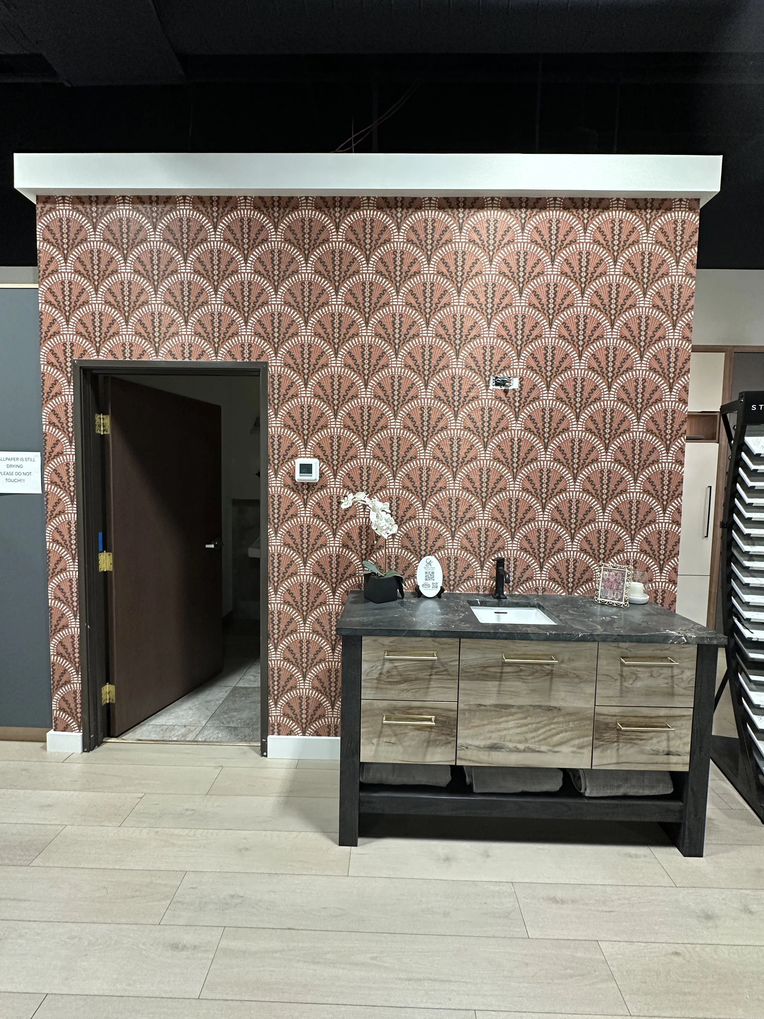 Clear corners protect exposed wall edges
and prevent the natural fiber ends from fraying