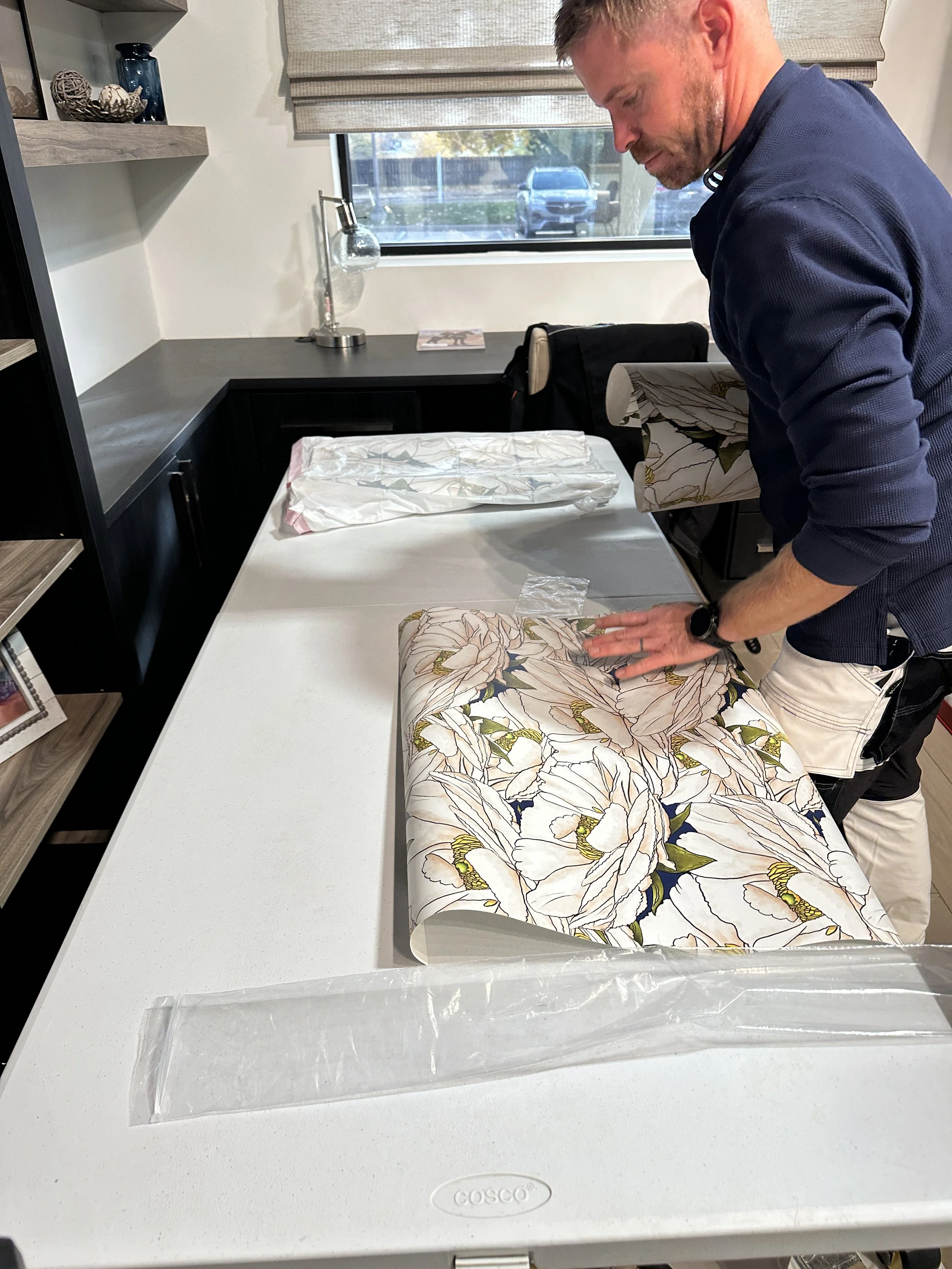 "Booking" non-pasted wallpaper
Each roll is pasted and placed in plastic, to rest for 20 minutes before application