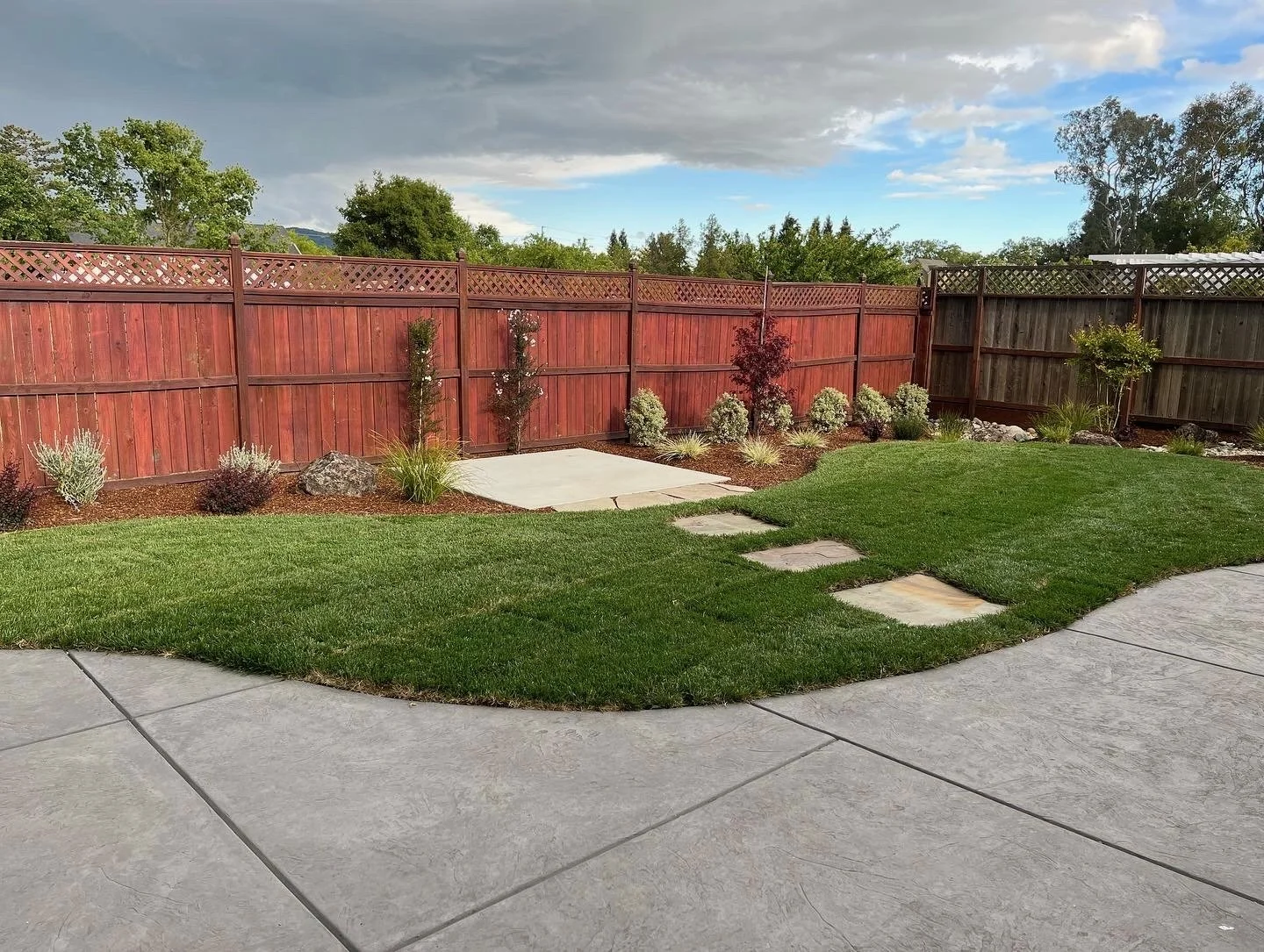 Backyard remodel with new lawn and flagstone walkway to hot tub pad in Santa Rosa, CA.