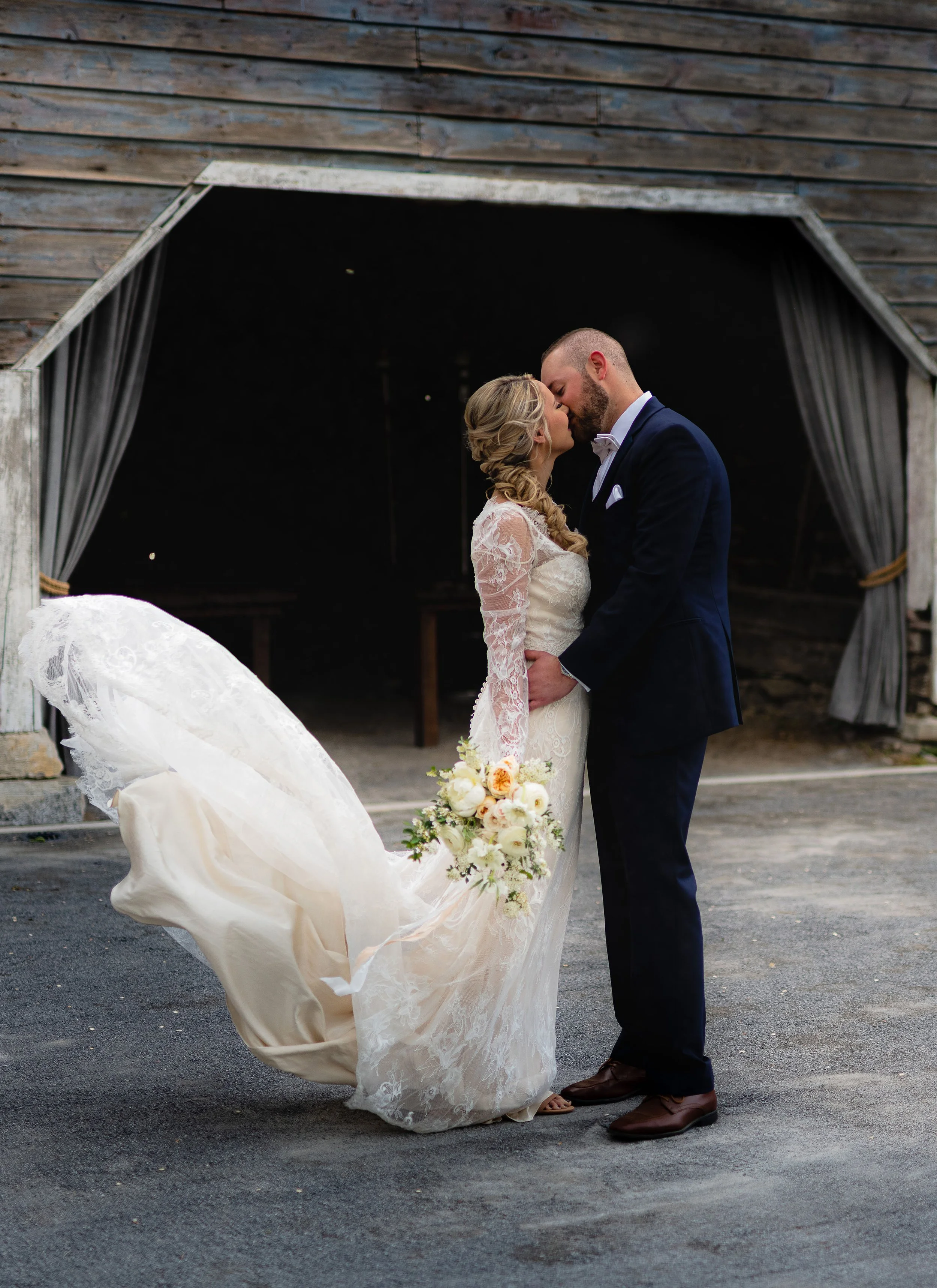 Sara Rapfogel is a Pro Makeup Artist specialing in luxury bridal beauty.