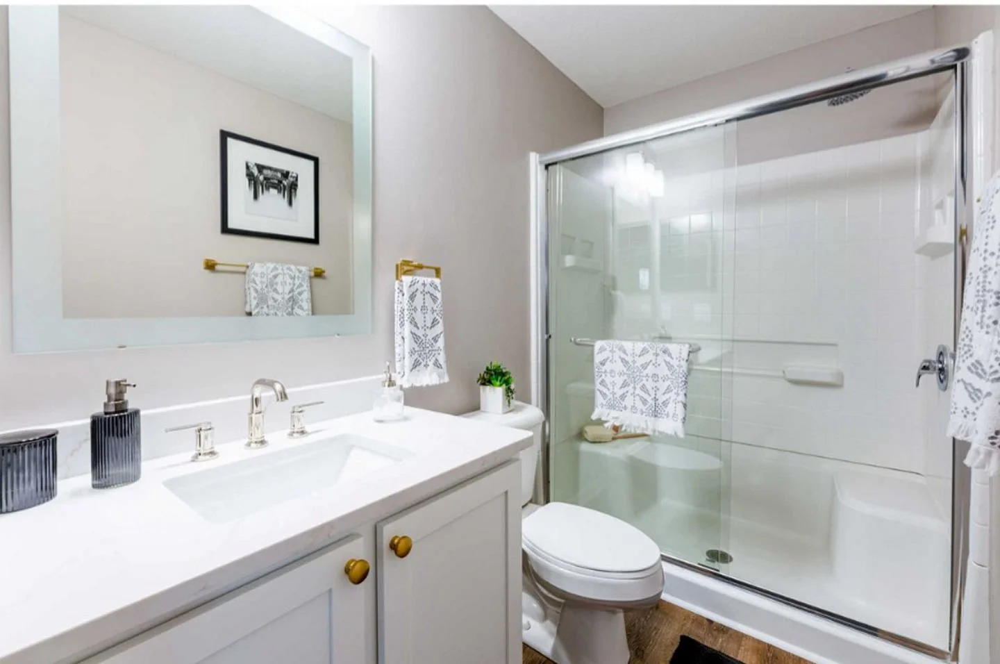 &ldquo;If your must-have for a new apartment is an amazing bathroom&hellip; we&rsquo;ve got you covered at The Gramercy! 🛁💛
From sleek finishes to spacious layouts, our bathrooms are seriously #BathroomGoals. 
Your self-care routine just found its 