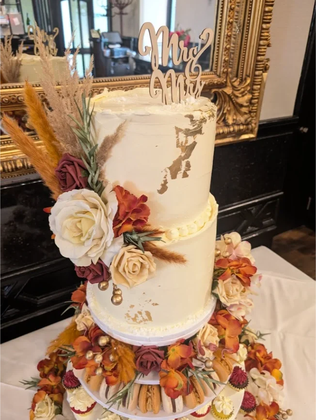 wedding_desserts_mini_cupcakes_macarons_clontarf_hotel_autumn_colors_1.webp