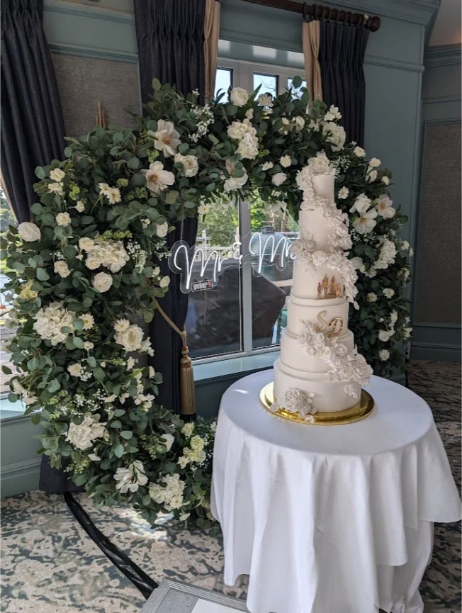 6tier_wedding_cake_dublin_white_roses_the_k_club_2.webp