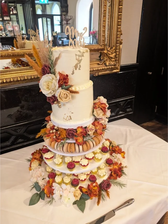 wedding_desserts_mini_cupcakes_macarons_clontarf_hotel_autumn_colors_2.webp