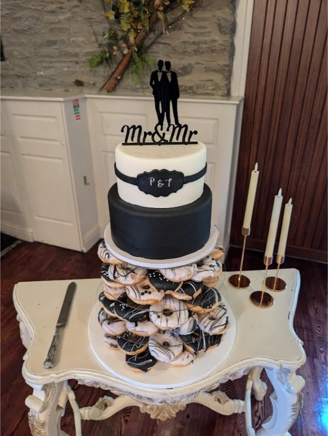 wedding_donuts_tower_black_and_white_darver_castle_1.webp