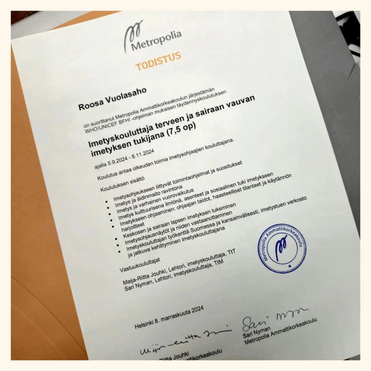 Valmistuin t&auml;n&auml;&auml;n imetyskouluttajaksi 💛

Imetys. Niin valtavan iso ja t&auml;rke&auml; aihe omassa ty&ouml;ss&auml;, teid&auml;n perheiden hyvinvoinnin tukena. Haluan, ett&auml; pystyn auttamaan teit&auml; laajalla ja vankalla ammatti