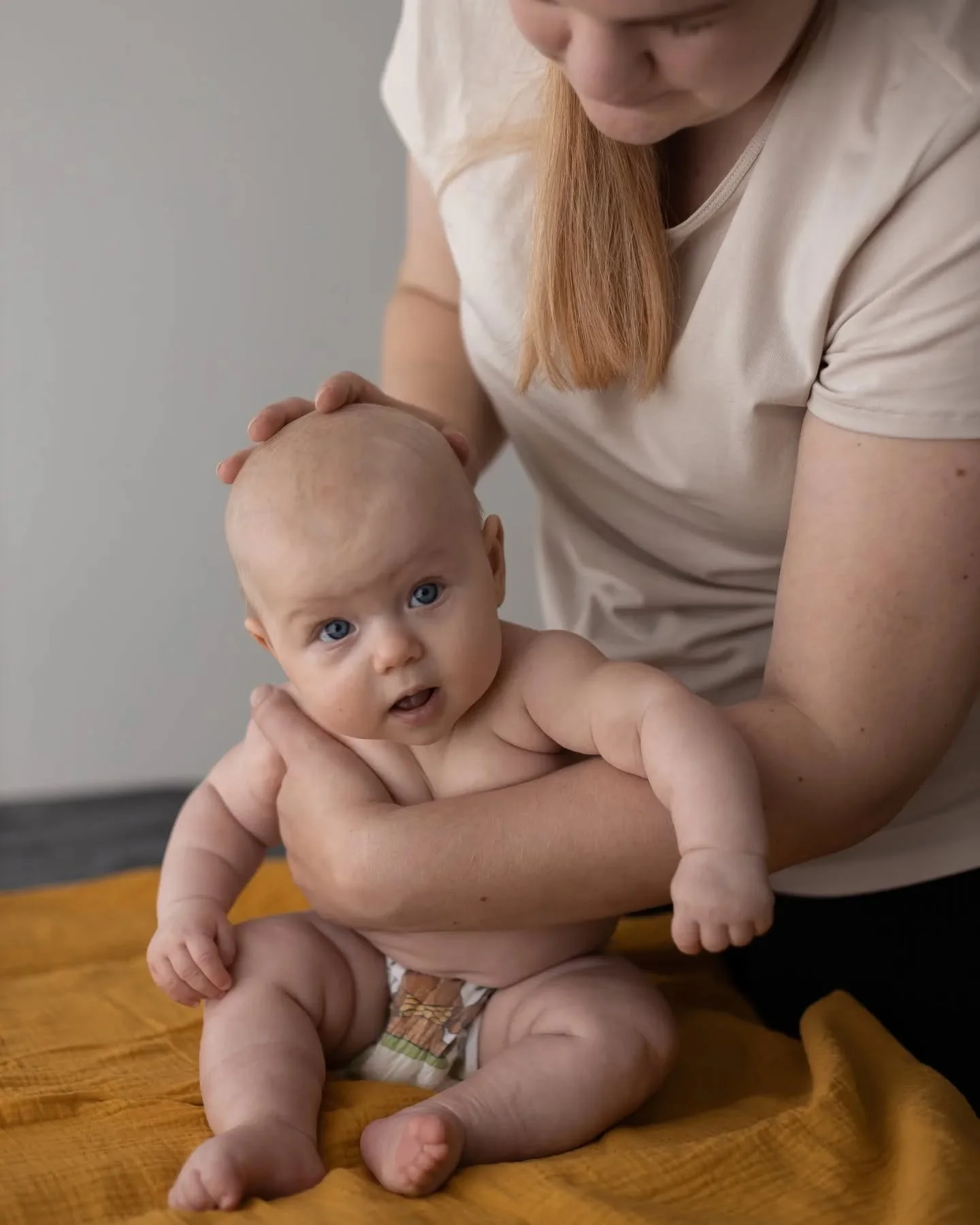 Mit&auml; t&auml;ll&auml; viikolla on saatu aikaan vauvojen hyvinvoinnin eteen? 🤎

✨️ Vauvaa on ollut helpompi k&auml;sitell&auml; ja kantaa, kun koko kehon j&auml;ykkyys helpottanut
✨️ Pulauttelu on v&auml;hentynyt
✨️ Vauva alkanut k&auml;&auml;nty