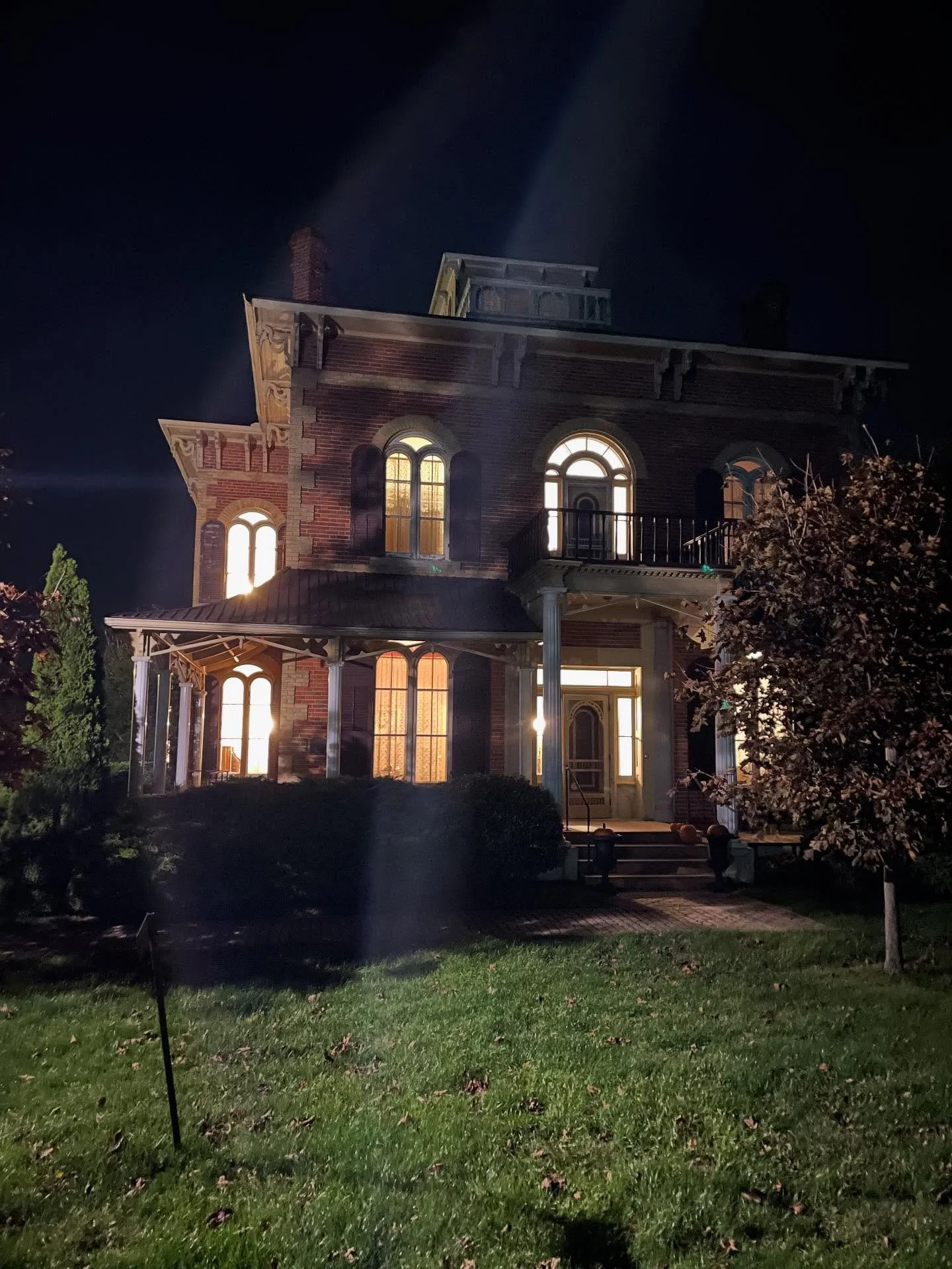 Spooky night. @charlss3rd and I heard about ghosts and spirits at Cottonwood Mansion last night. Fun time.
Had a terribly ghould perch dinner @the_tav before. 👻 
#hautedhouse 
#victorianspiritualism
#localhistory 
#familyfun