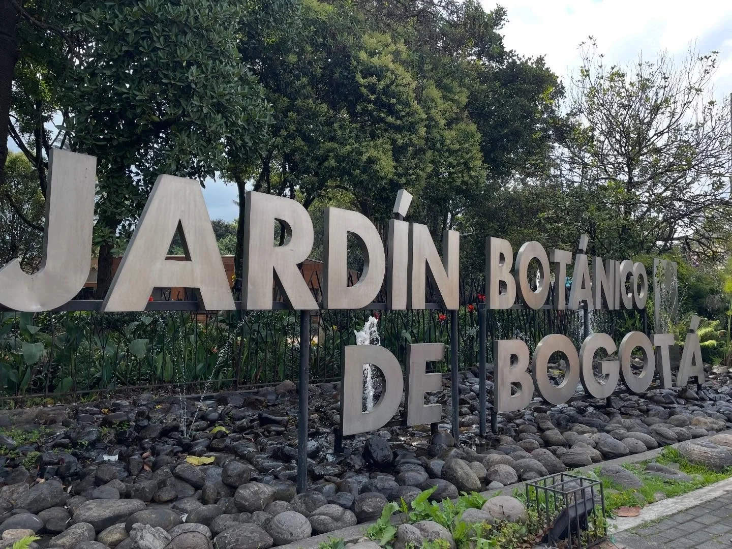 Even though this city (&amp; many buildings) are filled with tropicals, the Botanical Garden was well worth the visit. 
#tropicalplants
#citygarden 
#bogota 
@eatgardensleep a place for you!