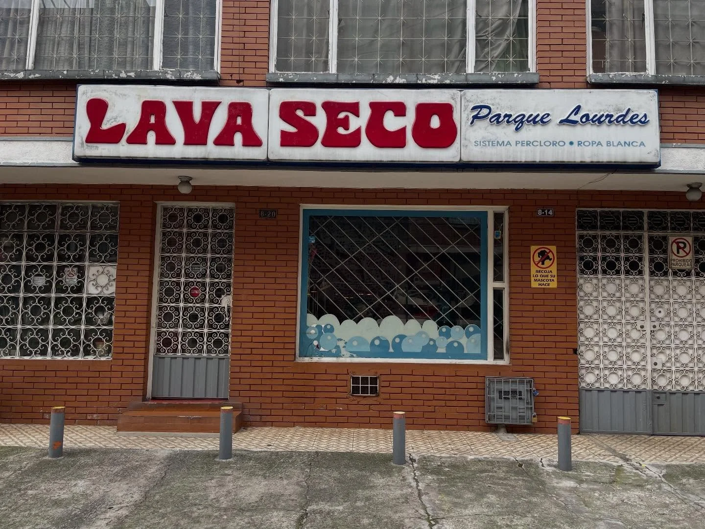 A few more pics from touring around Bogota. Laundry in the neighborhood I stayed, more from the 1635 campus, and one from the newer health science campus&hellip;so much beautiful tropical outdoor areas! 
#indooroutdoorliving 
#meetingplanning 
#hustl