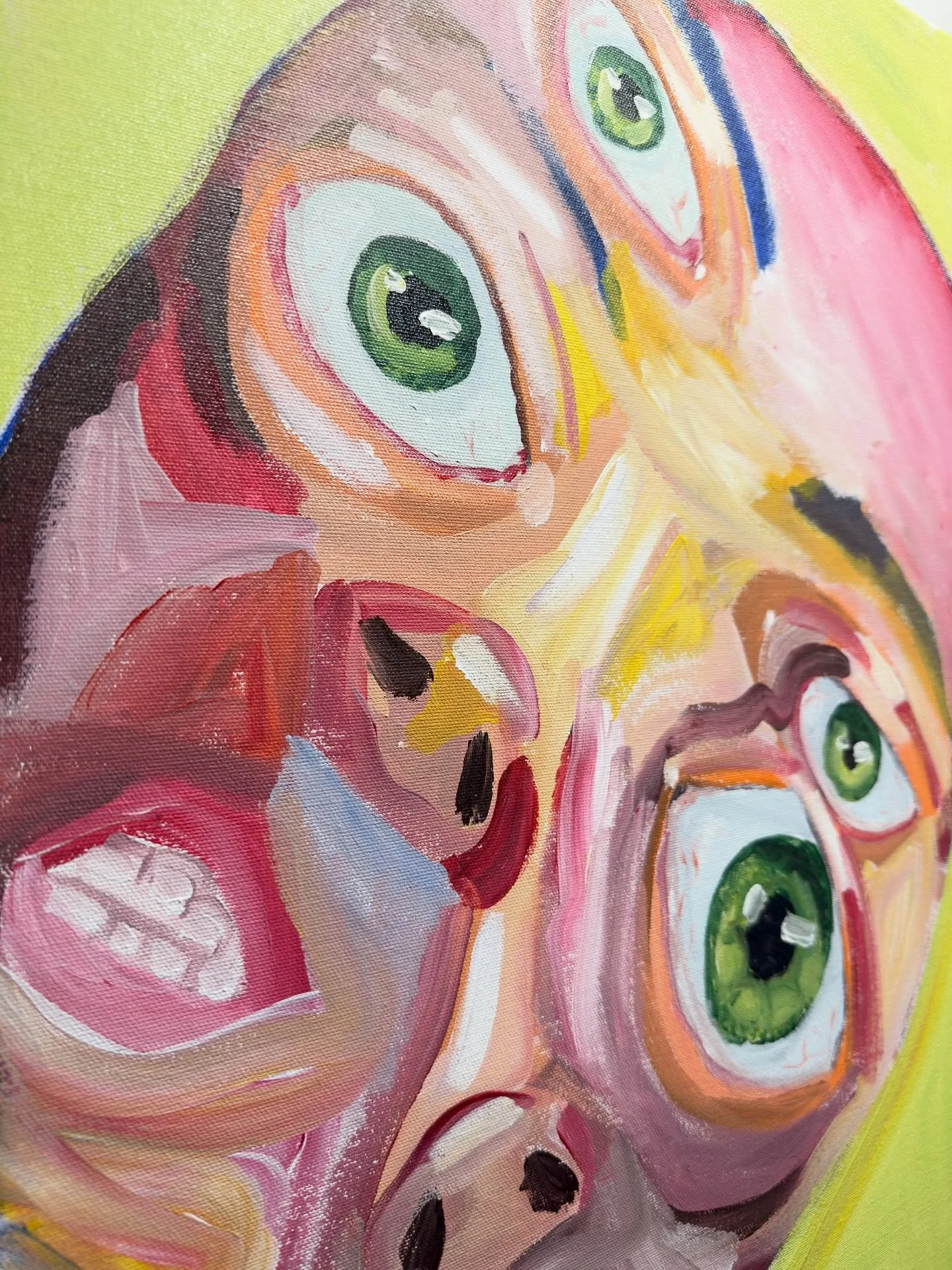 I utstillinga &ldquo;kaos er i orden&rdquo; med Amalie Lybekk Andersen, kjem ein tett p&aring; arbeida p&aring; fleire m&aring;tar. Andersen deler si oppleving av livet med schizofreni, og gir oss ein unik sjanse til &aring; kome tett p&aring; temati