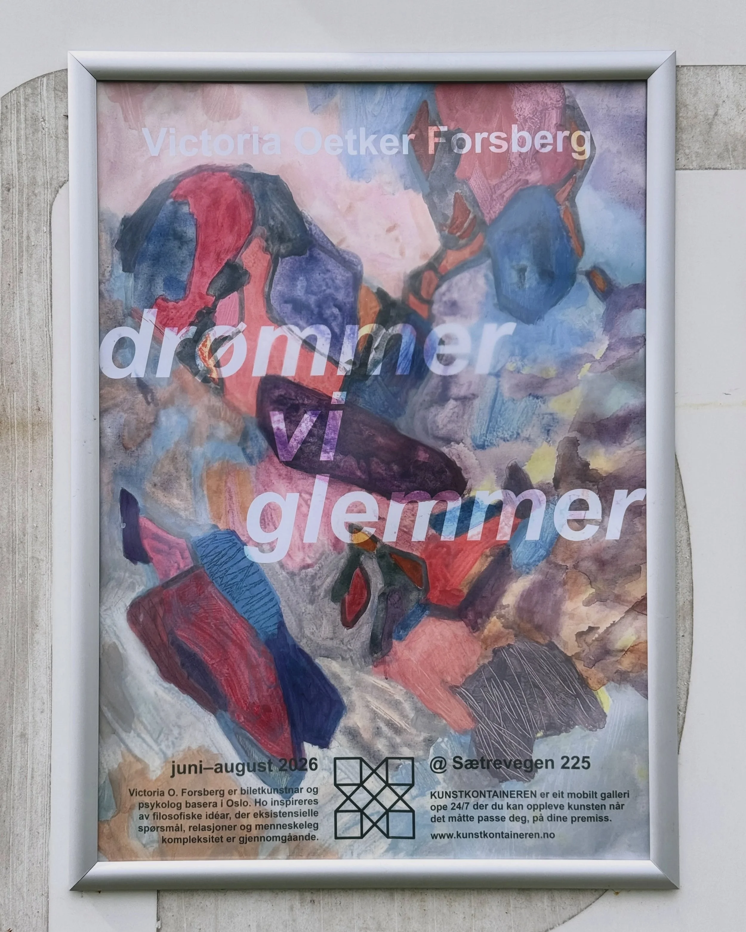 Kunstkontaineren held si f&oslash;rste Sommarutstilling! I landlege omgjevnadar p&aring; H&oslash;rte, i hjartet av Telemark, kan du fr&aring; juni til august 2026 oppleve Victoria Oetker Forsberg sine store draumande m&aring;leri. &ldquo;dr&oslash;m