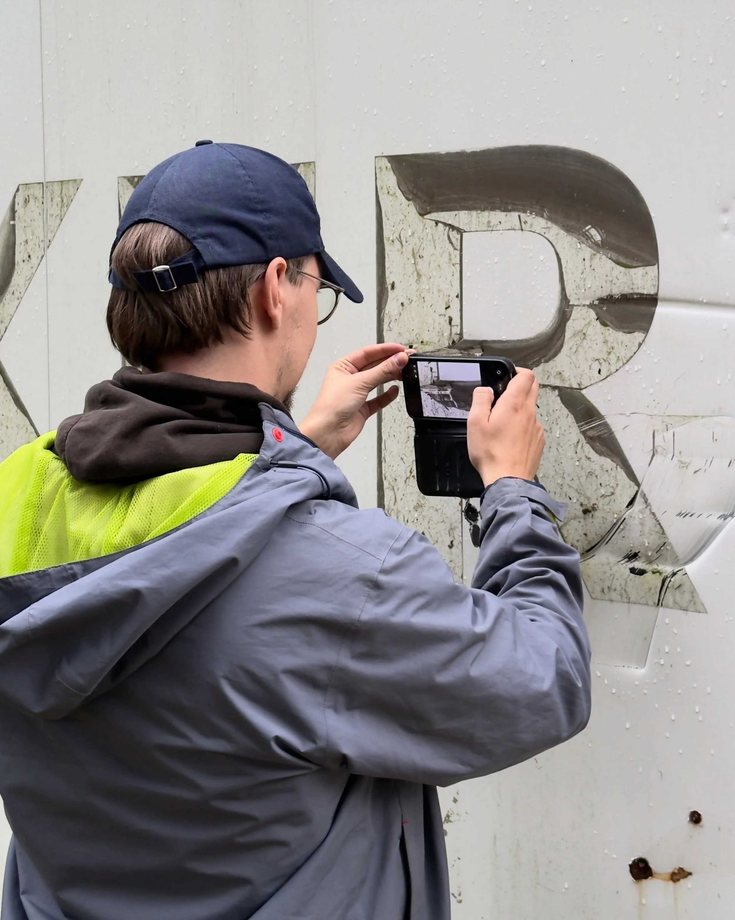 Den r&aring; og industrielle Kunstkontaineren var til inspirasjon for kunstnaren Lars Berg som no stiller ut utstillinga &ldquo;Ultraprosessert&rdquo;. I prosjektet fotograferer han nettopp rust, graffiti og anna urban slitasje og bearbeider dei digi