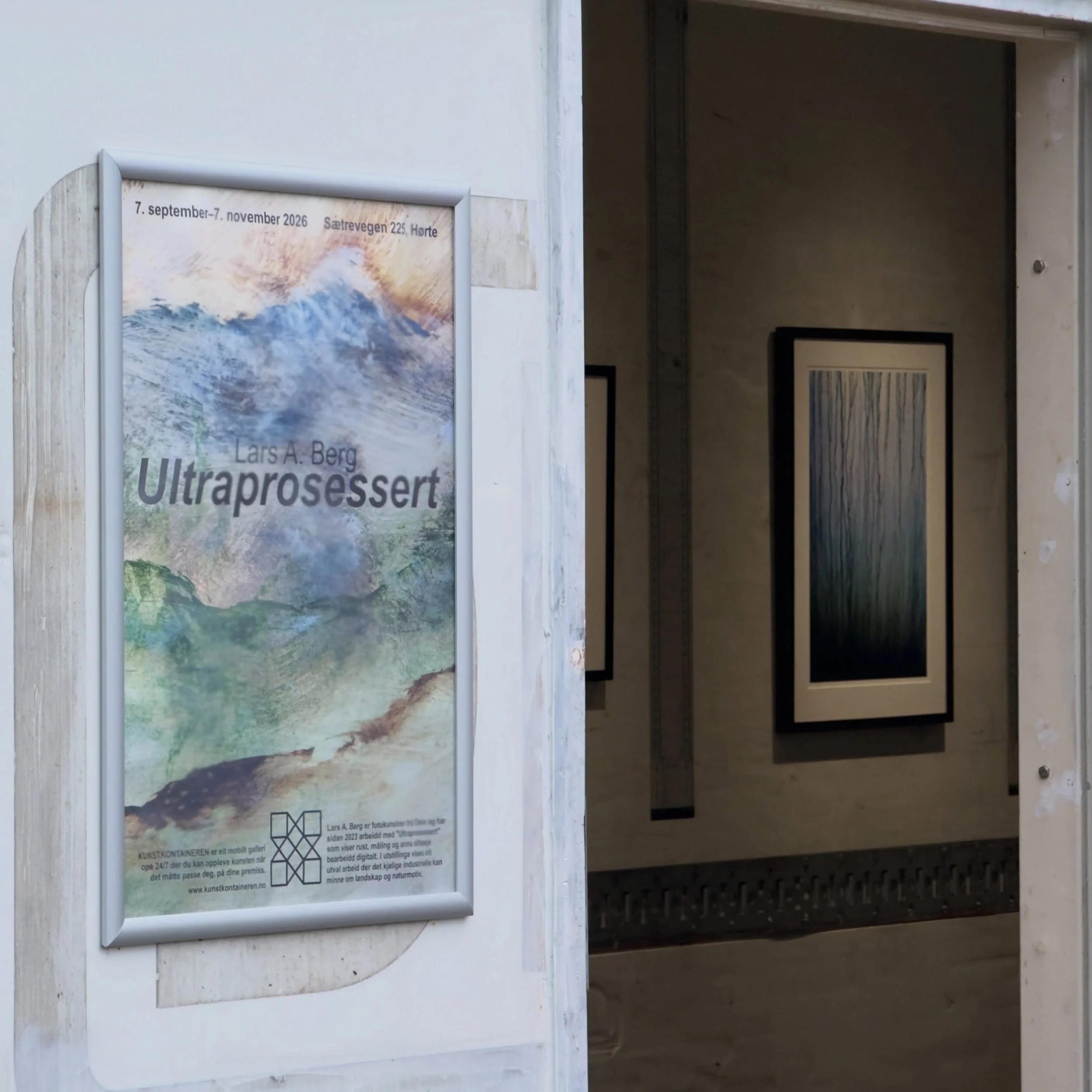 Kunstkontaineren sitt m&aring;l er &aring; senke terskelen for &aring; oppleve kunst. Du treng ikkje kj&oslash;pe billett, ha h&oslash;yrd om kunstnaren eller vite noko om kunst p&aring; f&oslash;rehand. Alt du treng &aring; gjere er &aring; opne d&o