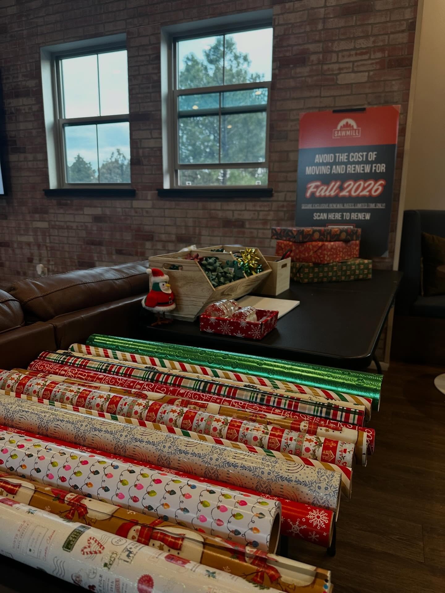 Last-minute gifts? We&rsquo;ve got you covered! 🎄🎁

Our Gift Wrapping Station will be available all weekend for any last minute items! Located upstairs inside our Clubhouse! 🎁🤗

#thecommonsatsawmill #flagstaff #northernarizonauniversity #nau #nau