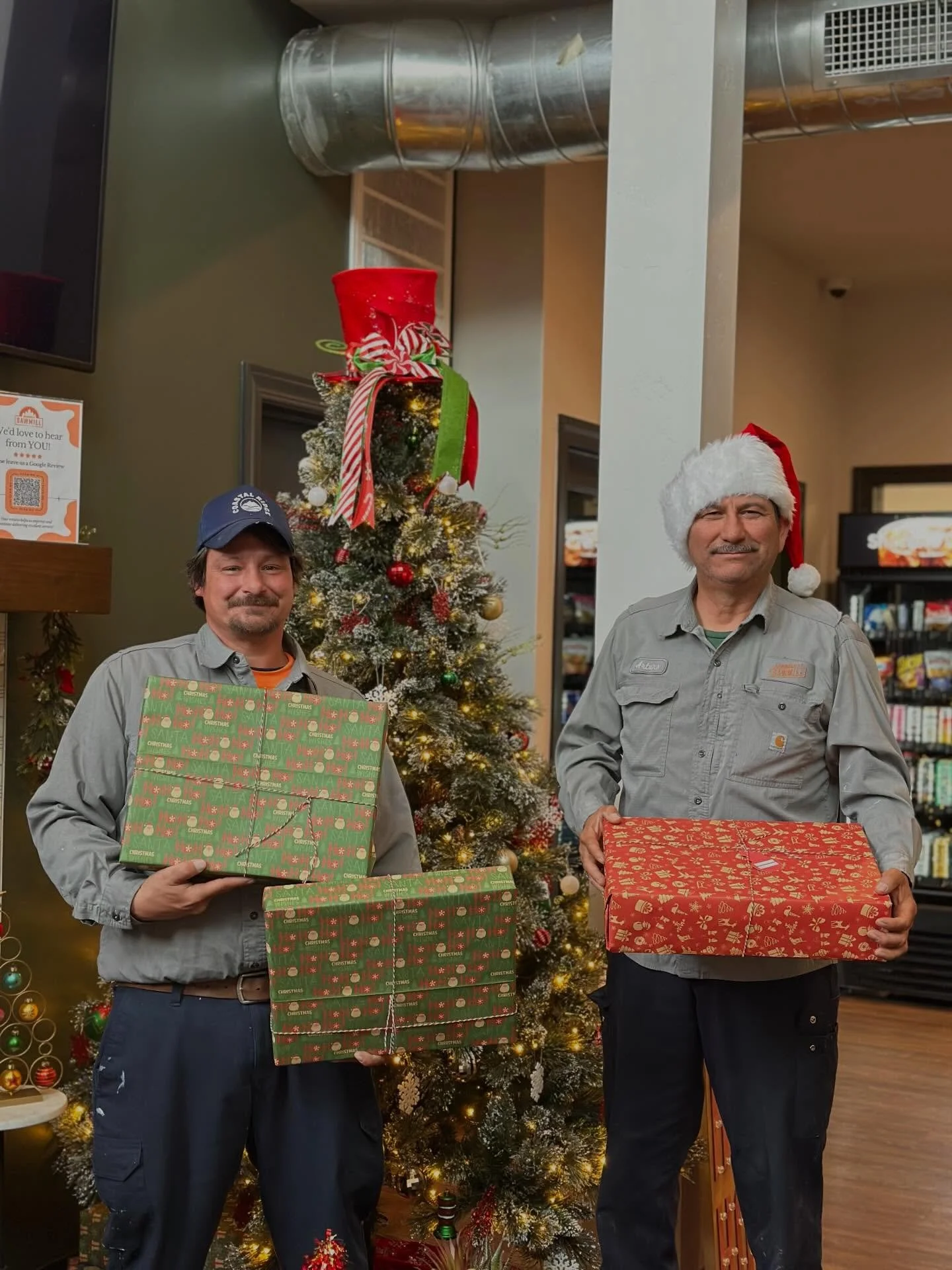 Merry Christmas from our Maintenance Team!! 🎅🎄 We wish everyone a safe and happy holidays! ❄️

#thecommonsatsawmill #flagstaff #coastalridge #northernarizonauniversity #nau