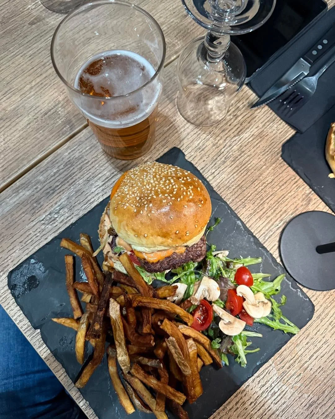 Camera roll de novembre ! 

Un d&eacute;licieux afterwork au pub @the_queen_maeve.antibes &amp; un petit dej au @mellow.factory 🍻☕️

A tr&egrave;s vite pour de nouvelles rencontres 🤍

Association, Antibes, business, entrepreneuriat