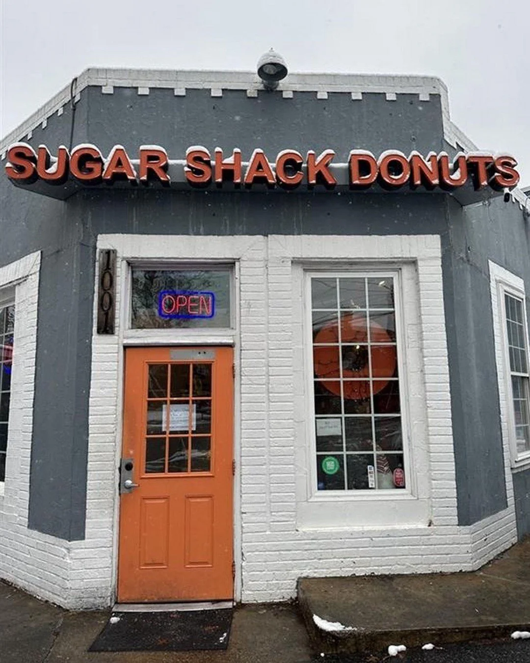 📣Local Hotspot📣 - Sugar Shack Donuts🍩
A popular locally-owned shop only a five minute walk from Ascend! Located at the corner of W Leigh St and N Lombardy St. This cute and cozy spot is a great place to go if you are in need of a sweet treat or ev