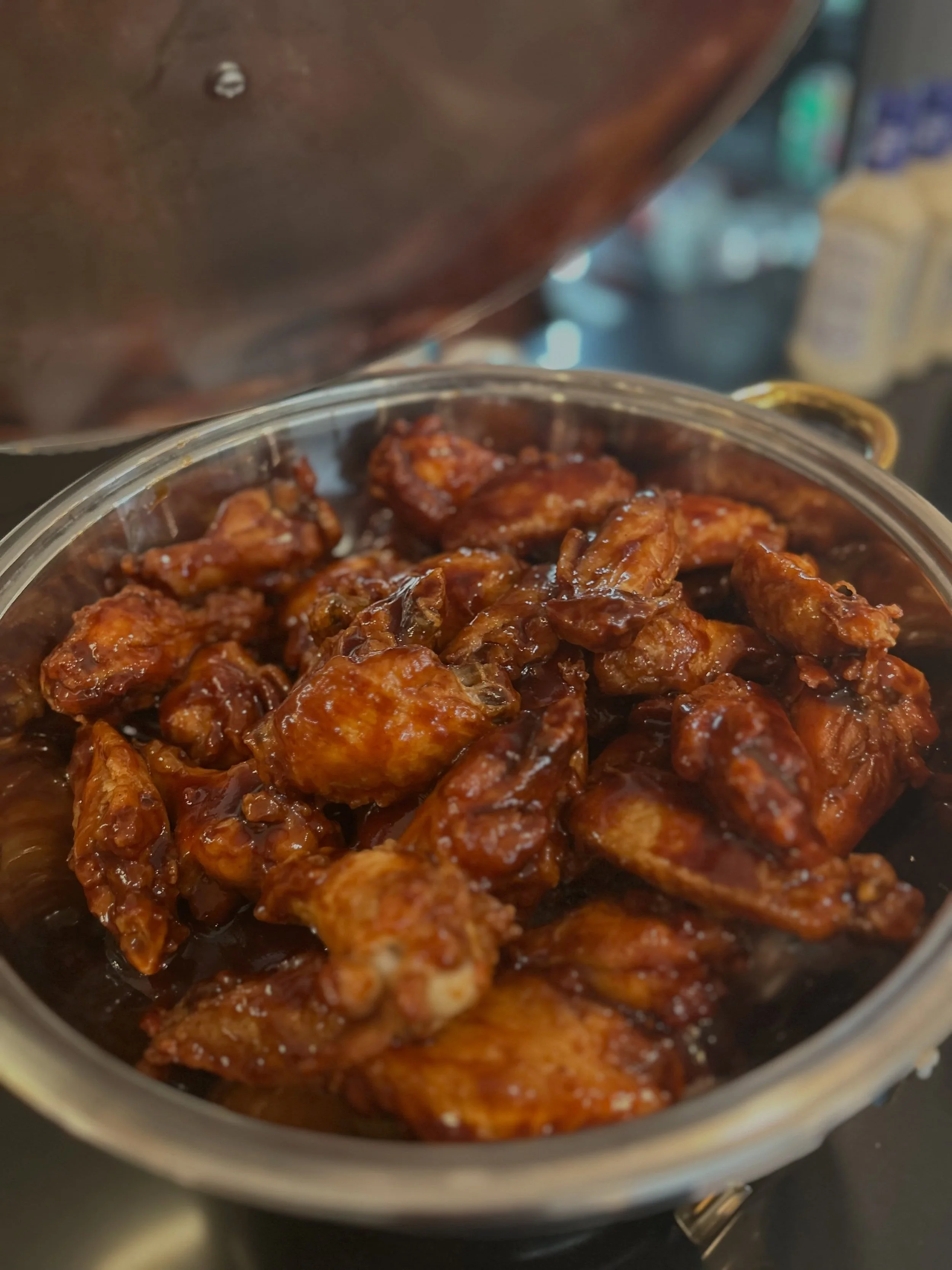 The wings were gone in a flash&hellip; guess that&rsquo;s what happens when residents have great taste! 😉🍗 #ascendrva #vcu #wingwednesday