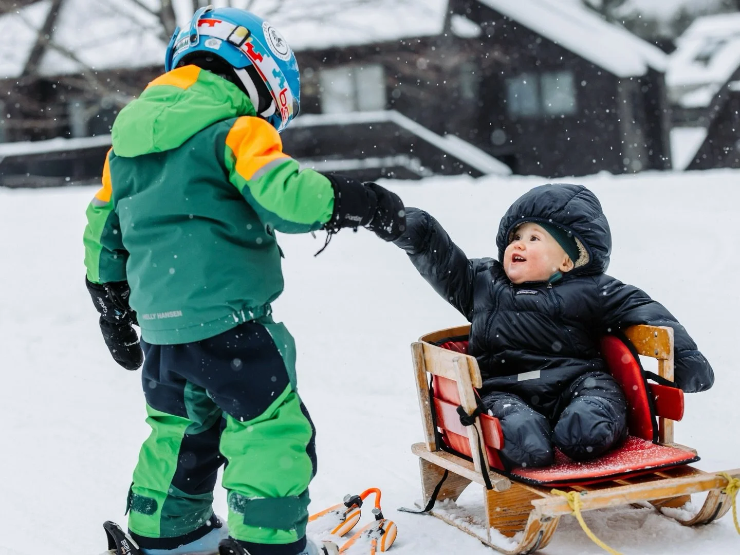 Family photos on the slopes! Had so much fun shooting with this sweet family at @burkemountainofficial . Not only can I capture some snowy portraits with you, but let&rsquo;s get some photos skiing! I&rsquo;m here for all the adventurous ideas ❄️🎿

