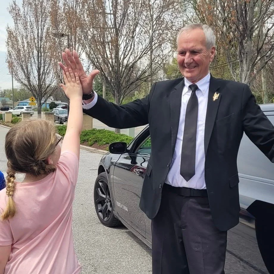 💫Professional. Reliable. Exceptional.
At ELT, our chauffeurs do more than just drive, they deliver an experience. From the first greeting to your final destination, your safety, comfort, and satisfaction are always our top priorities.
Book your ri