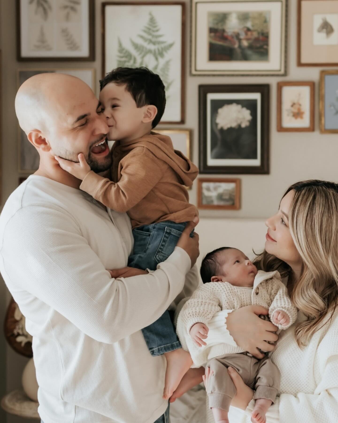 A peek into a newborn session with a toddler and a new baby. The most adorable brothers 💛

&bull;
&bull;
&bull;
Newborn photoshoot #newbornphotography #newbornphotographer #familyphotos #familyphotography