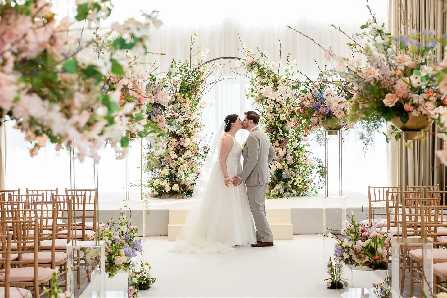 🌸 A Spring Romance in Full Bloom at The Langham, Chicago 🌸⁣
⁣
Elegance met enchantment in this timeless celebration of soft pastels, lush floral arches, and golden light transformed the space into a dreamlike garden. From the first look to the fina